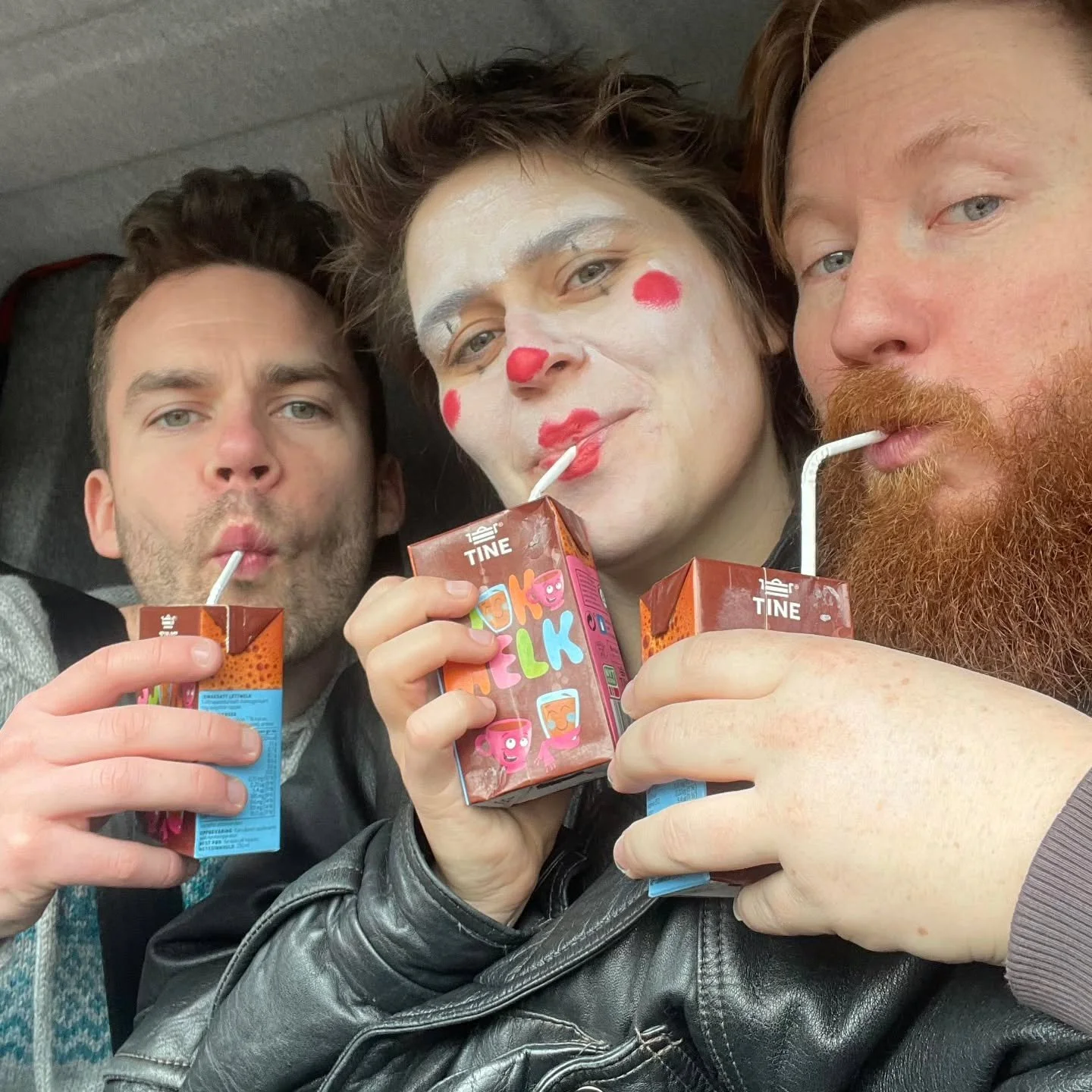 Godt nytt &aring;r!
2025 har levert med 40+ forestillinger med b&aring;de Klovn og Slagverk og kaksikonserter 🥳🥳
Vi gleder oss masse til 2026, og holder klampen i b&aring;nn med st&oslash; kurs!🥁🥁