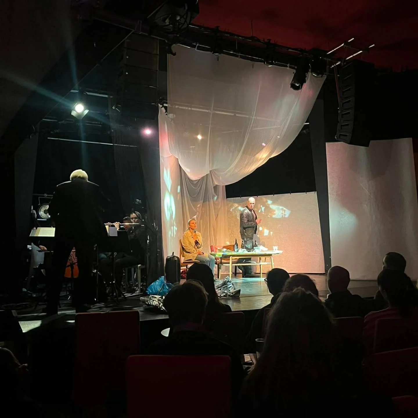 Vi har landa etter en fantastisk uke p&aring; turn&eacute; med @insimulsinfonietta! Forestillinger med @knutvaagecomposer opera "nokon kjem til &aring; kome" i Oslo, K&oslash;benhavn og Wien.
Shout-out til @mondo.unique som trygt kj&oslash;