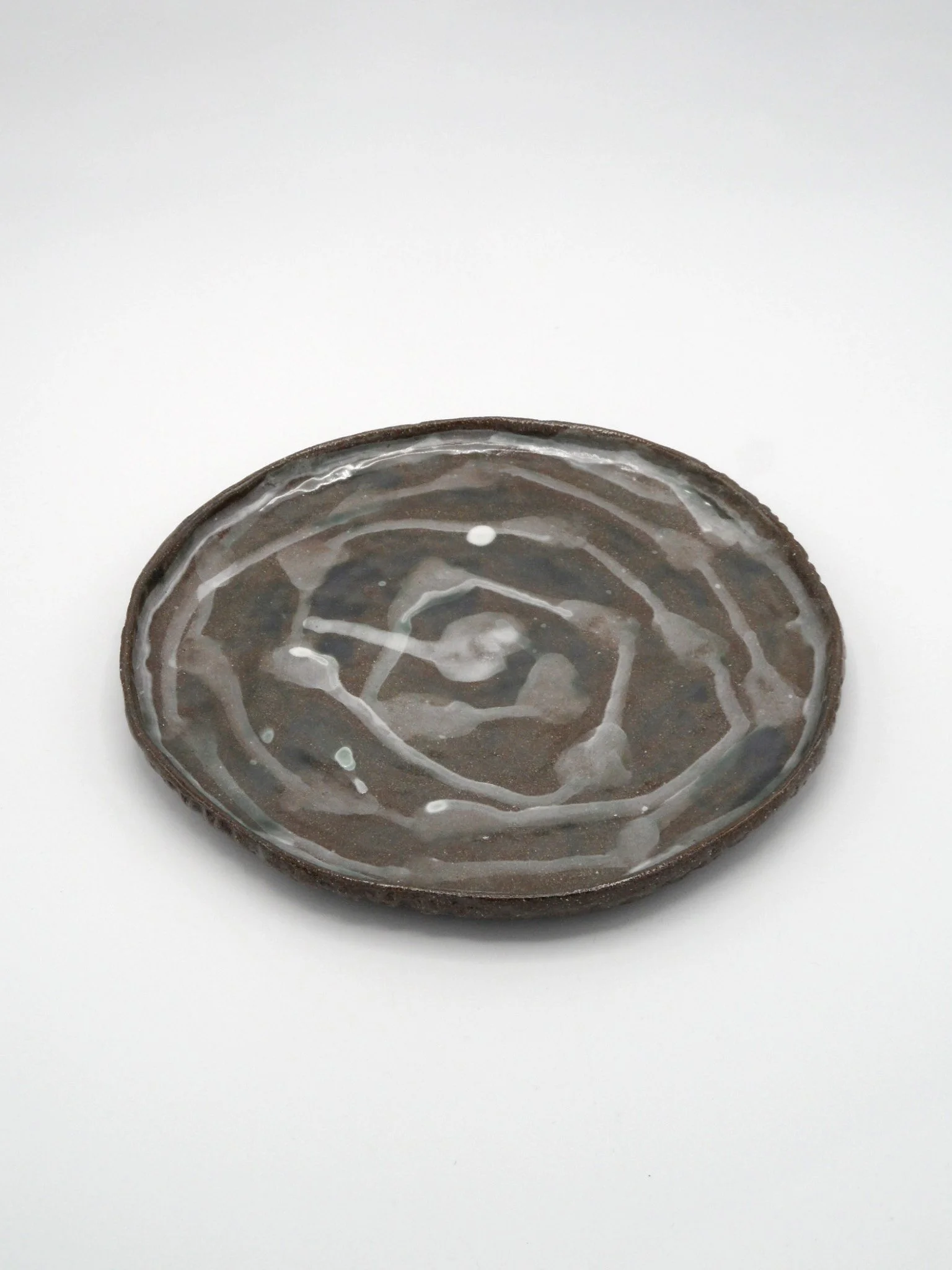 assiette brune – ligne