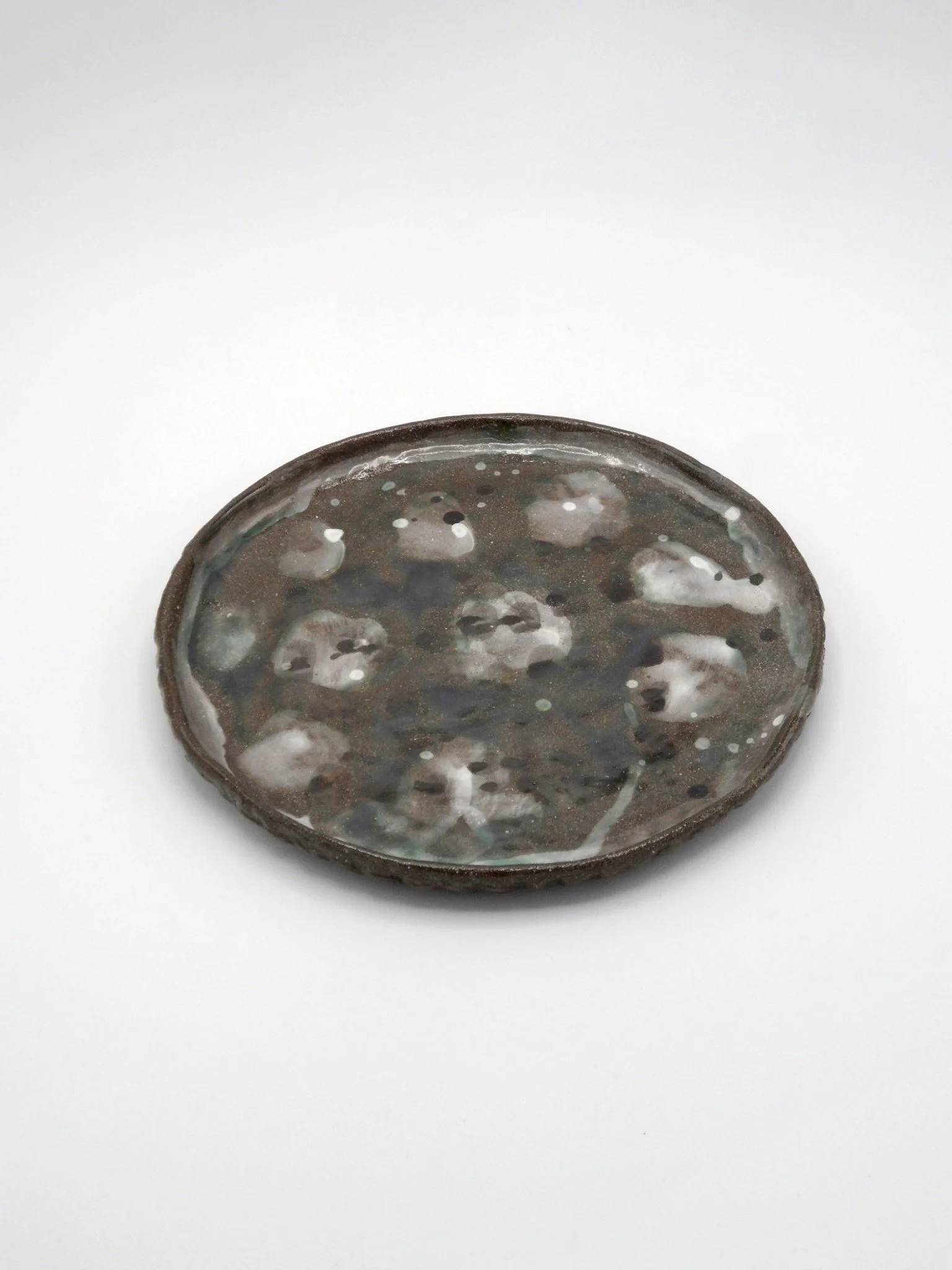 assiette brune – noire