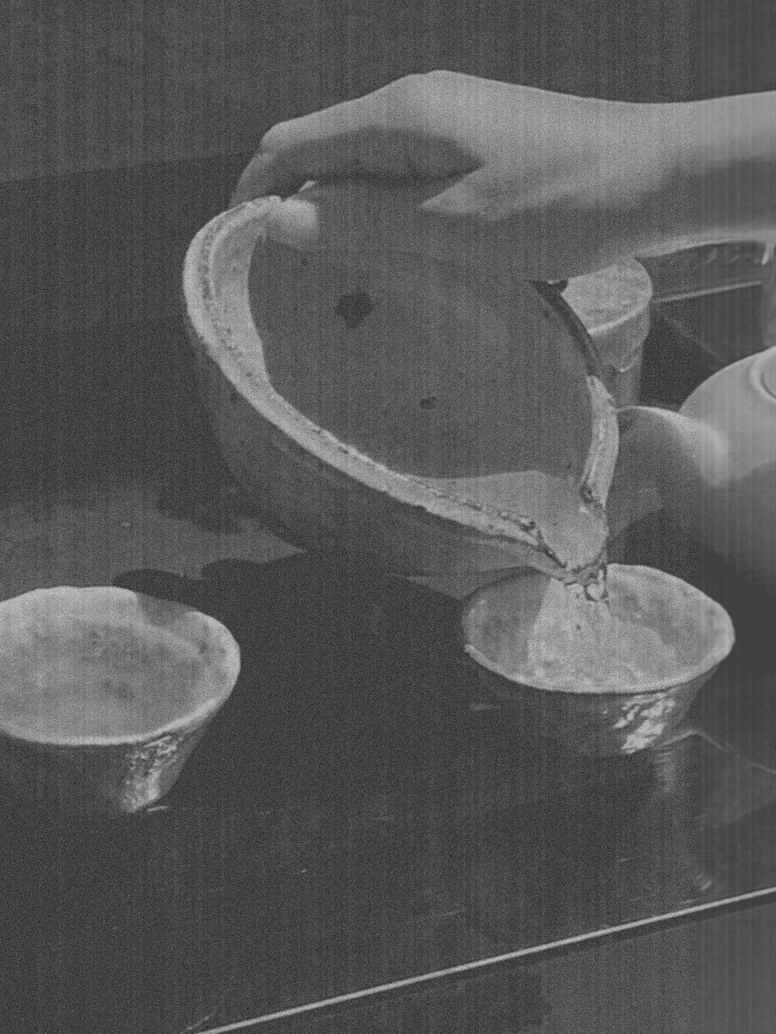 Nuances est un cycle d'ateliers de céramique pensé comme une bulle créative. Chaque atelier est construit autour d'une couleur : vous découvrirez une famille de thés avec Émilie Huynh et vous créerez votre céramique avec Chloé Hercé, dans la couleur