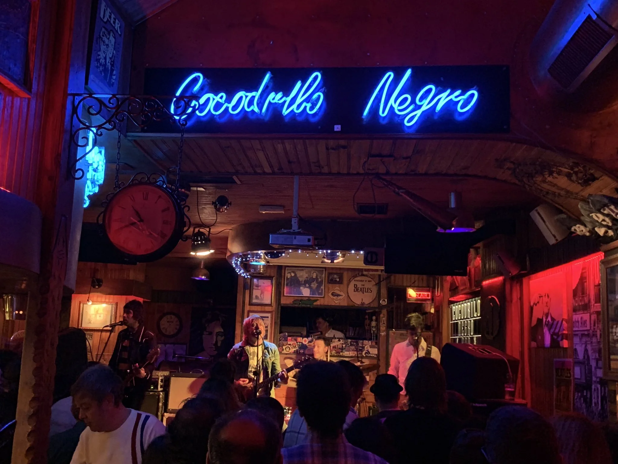 Fotografía del Cocodrilo Negro con música en vivo y ambiente animado.