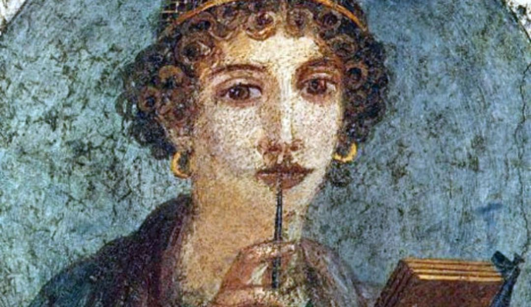 Retrato de una mujer con cabello rizado y orejas con aretes, sosteniendo un lápiz frente a sus labios y un libro en la mano, en un fondo de textura azul.