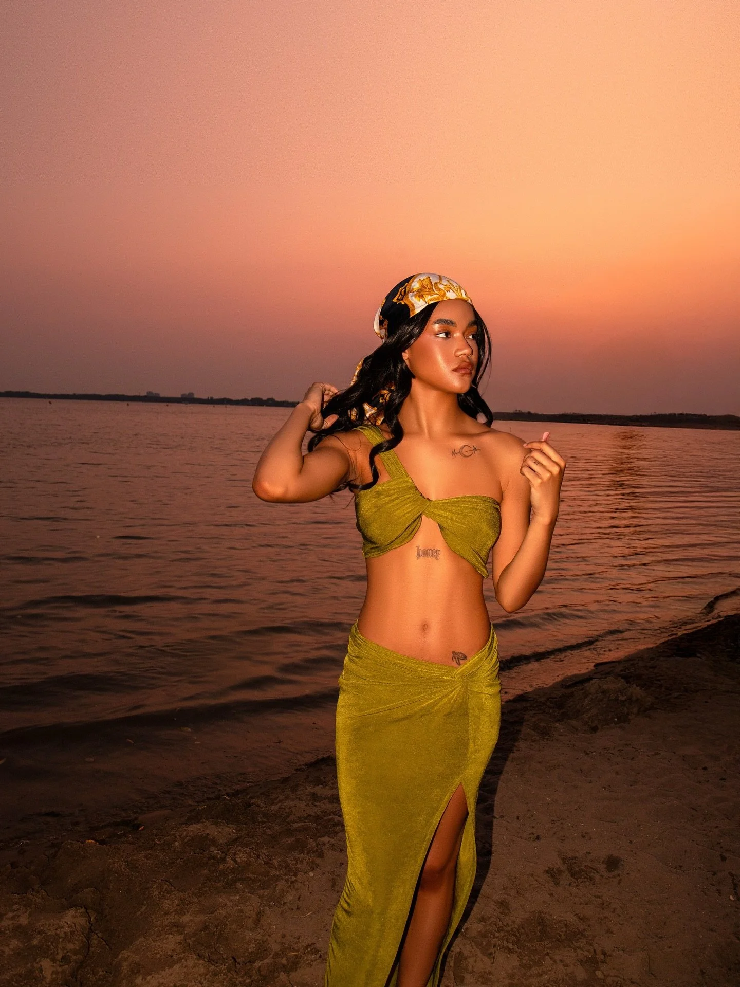 Sunset photoshoot in Berlin 🌆
📸shotby_tony 

#berlin #sunset #model #lightroom #photoshoot #canon #explorepage #germany #retouch #photography  #beauty #style #melanin #photoshoot #berlinphotographer
