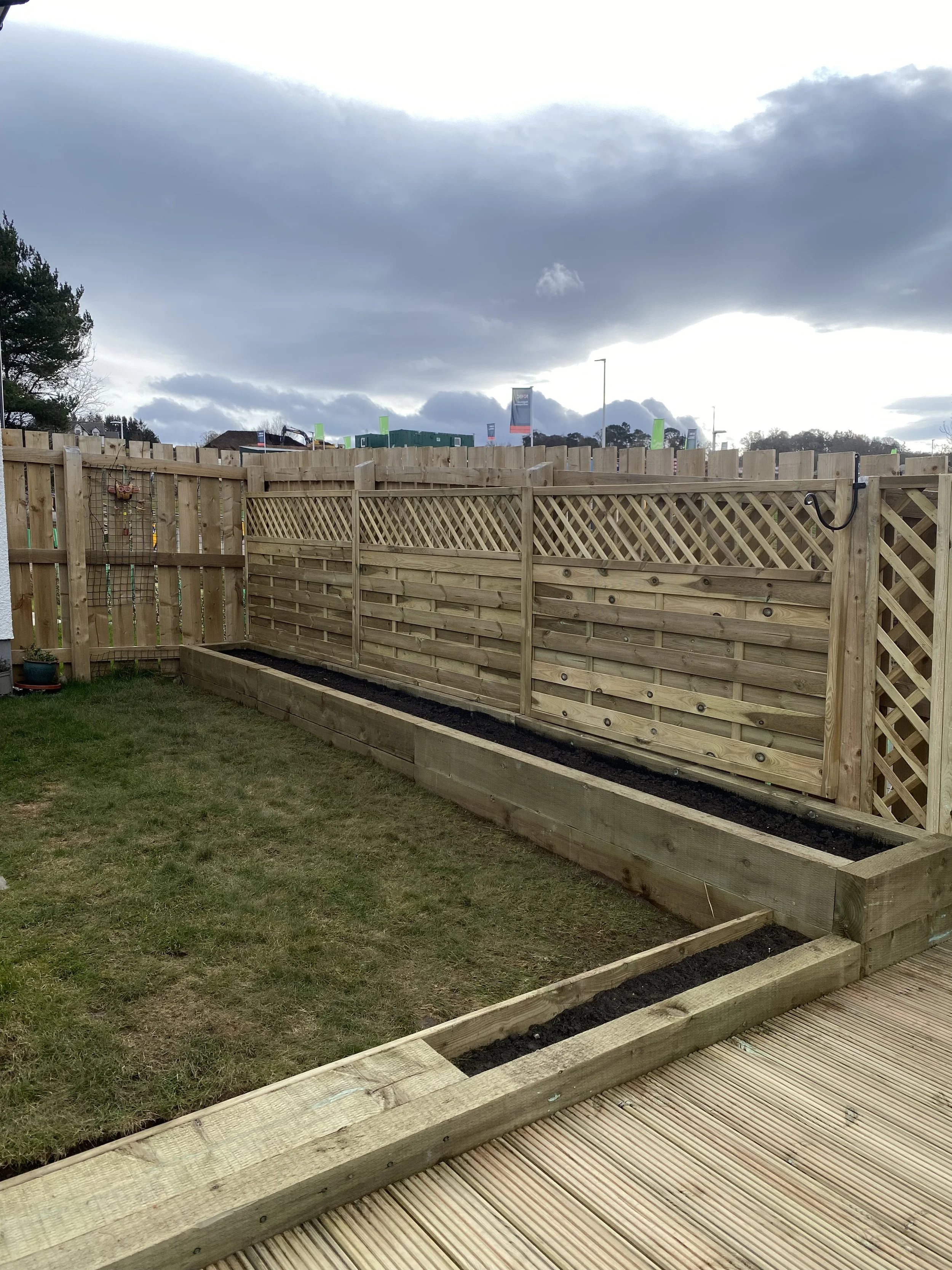 Raised planter bed