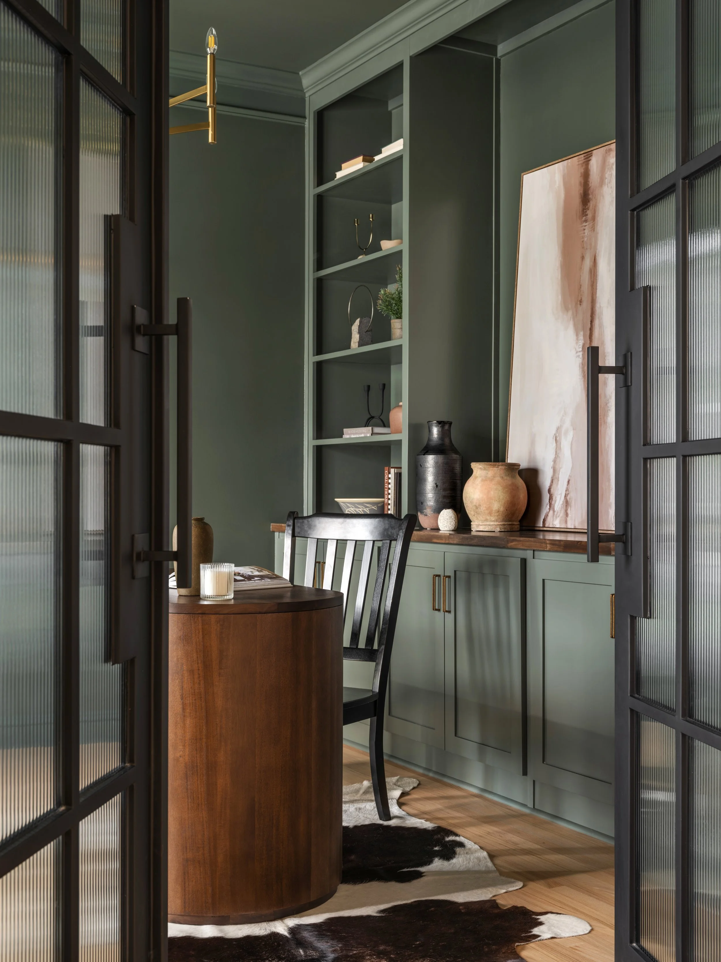 Swipe for the before, in progress, and after ✨✨✨

This home office started as one of a few outdated rooms in this project. It had great potential and became one of the moodiest spaces in the home. We leaned into a darker, more masculine, palette, col