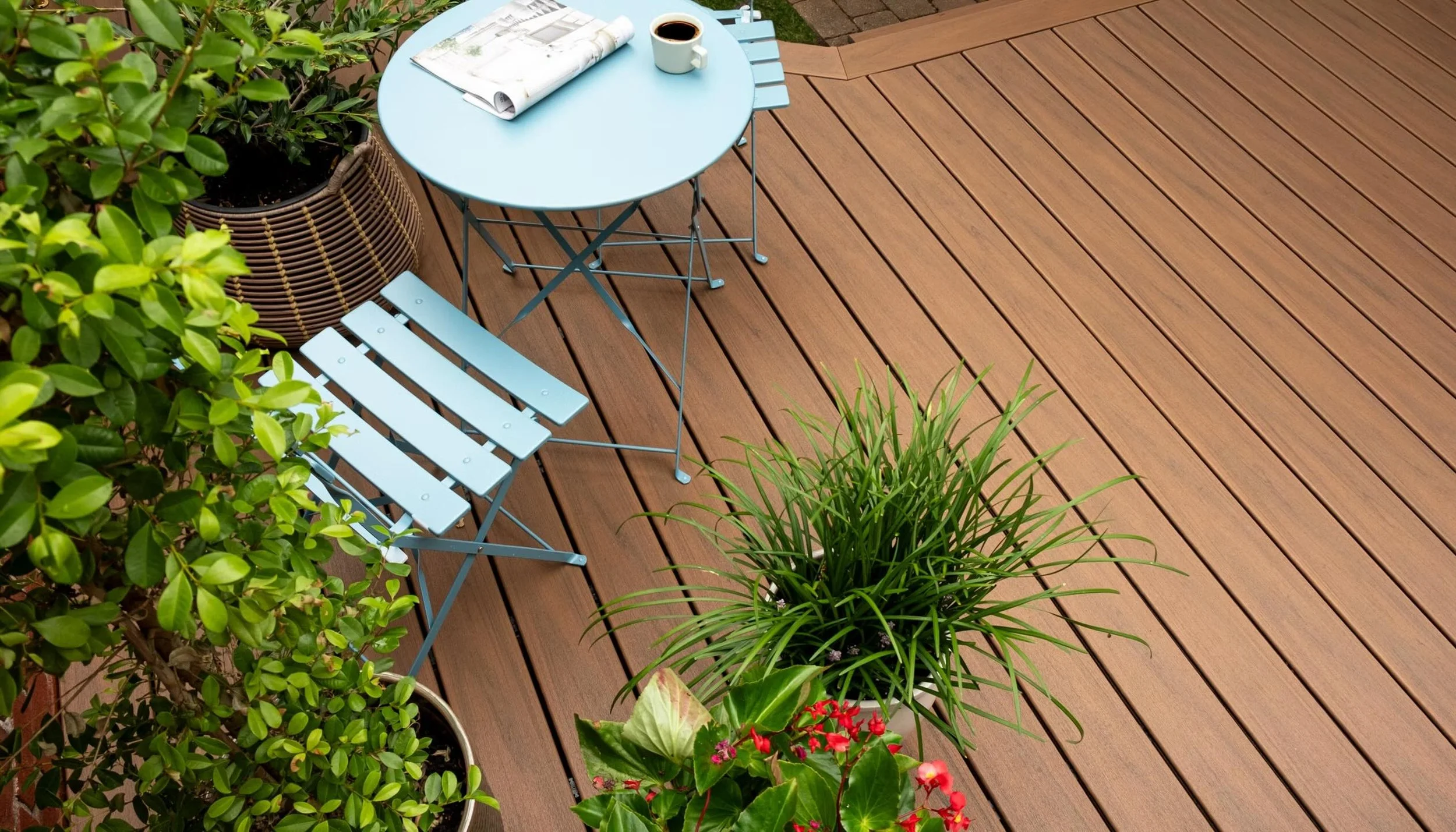 lin-uk-013-ja-decking-backyard-brick-furniture-plants-Large.jpeg