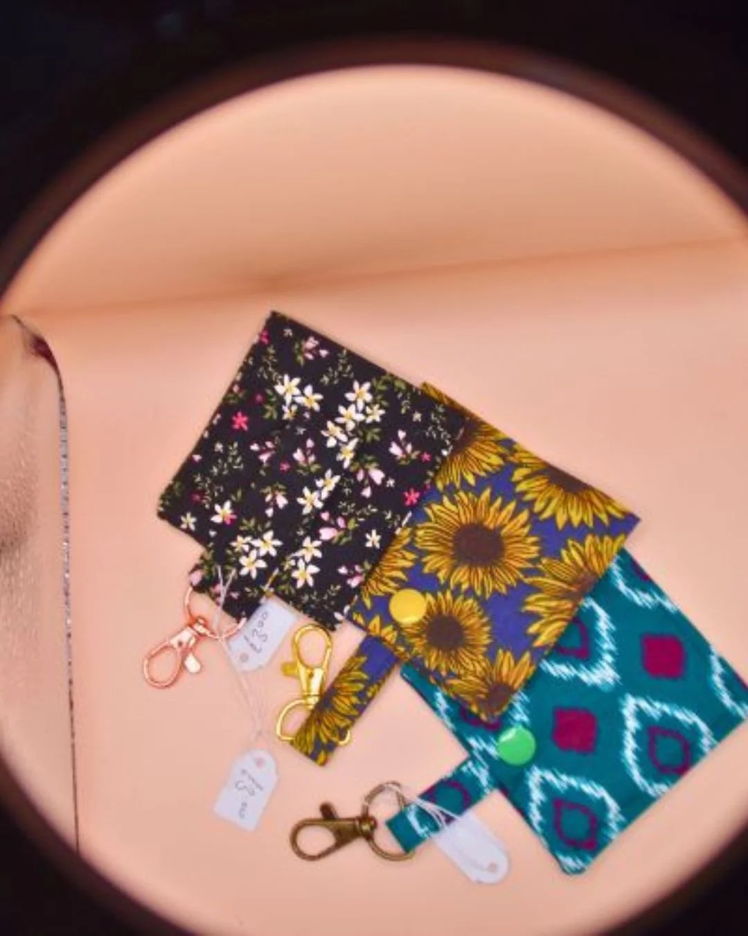 ✨ Feature Friday ✨
Bringing handmade charm to the spotlight with this cosy product shoot for Homemade by Mrs Howes 🧵💐

From bold bunting to beautifully patterned pouches, every piece tells a story of care and craft. I focused on clean backgrounds a