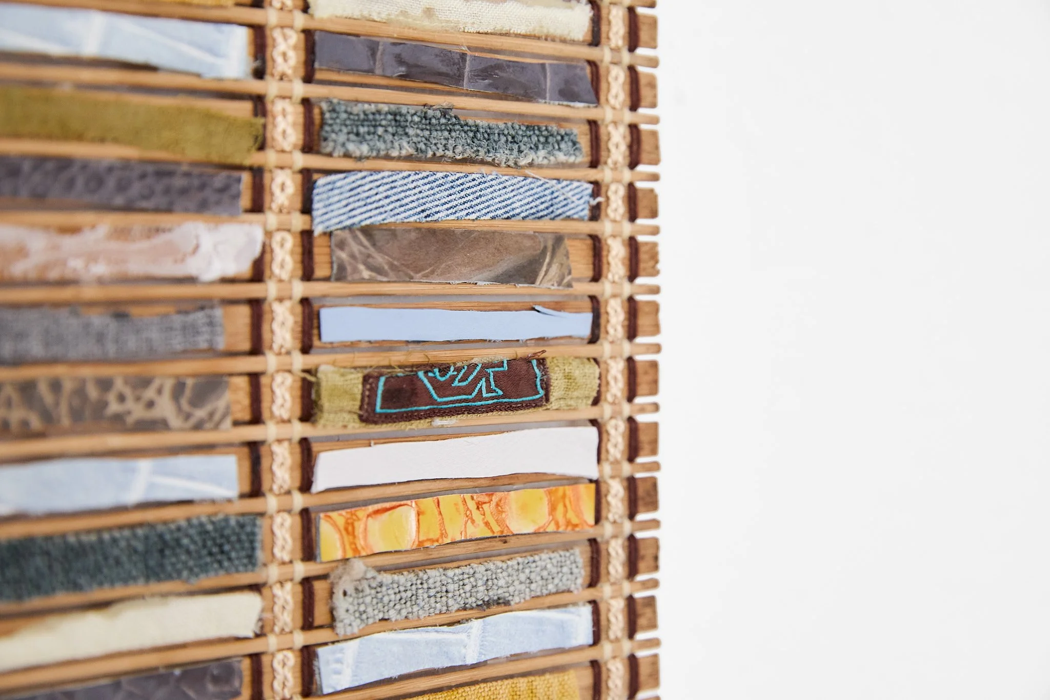 Fragments tissés – collage sur bambou 20x200 cm, Chloé Ortiz artiste plasticienne 7.jpg