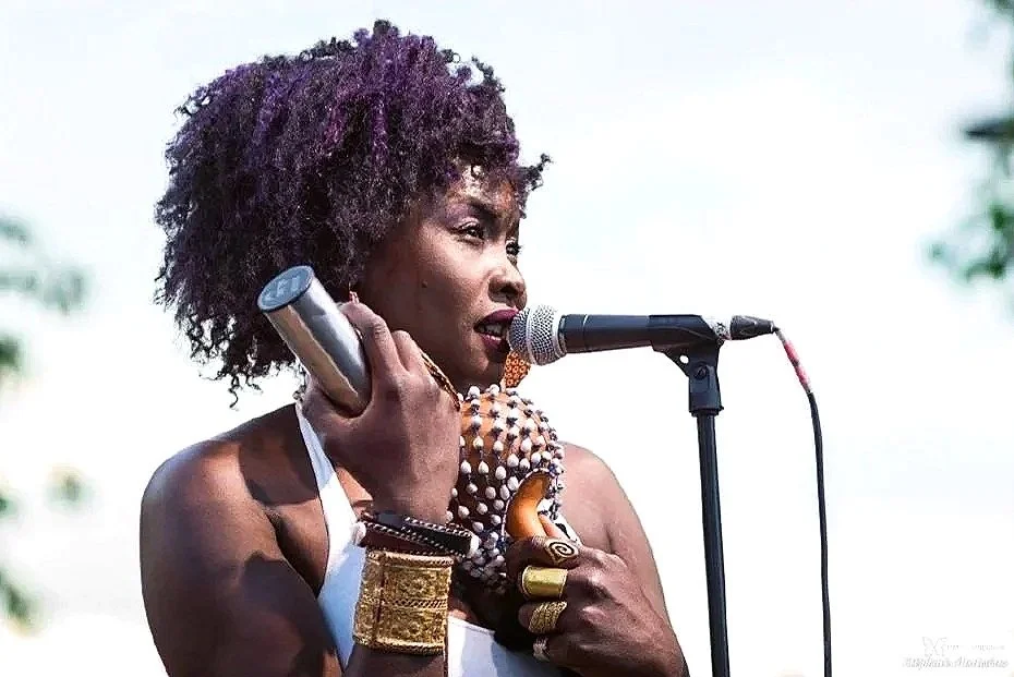 Emma Lamadji – Leading Vocal Workshop 