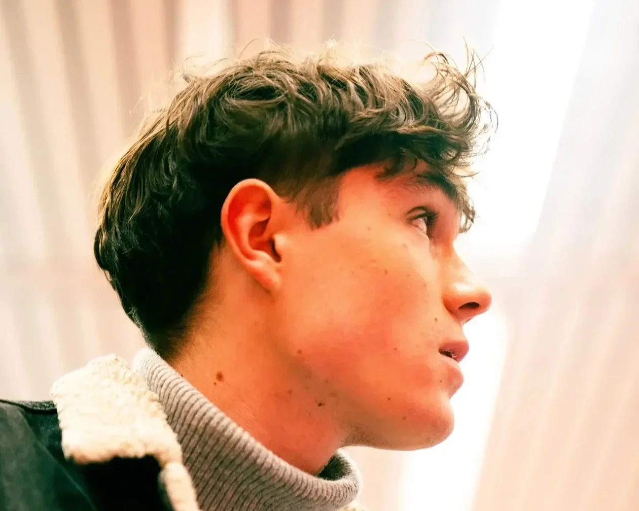 Eliott_Knuets_Looking on the Right.webp