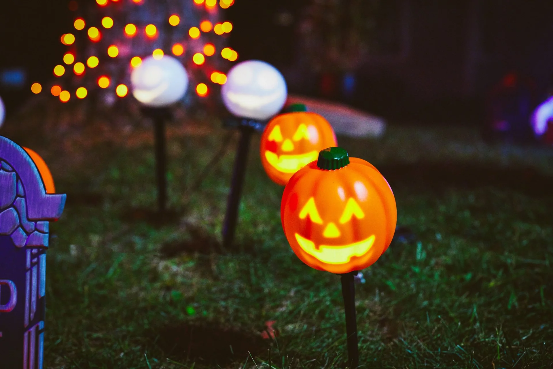 Bargains_To_Brag_About_Halloween_Yard_Decor_7538-B0_web.jpg