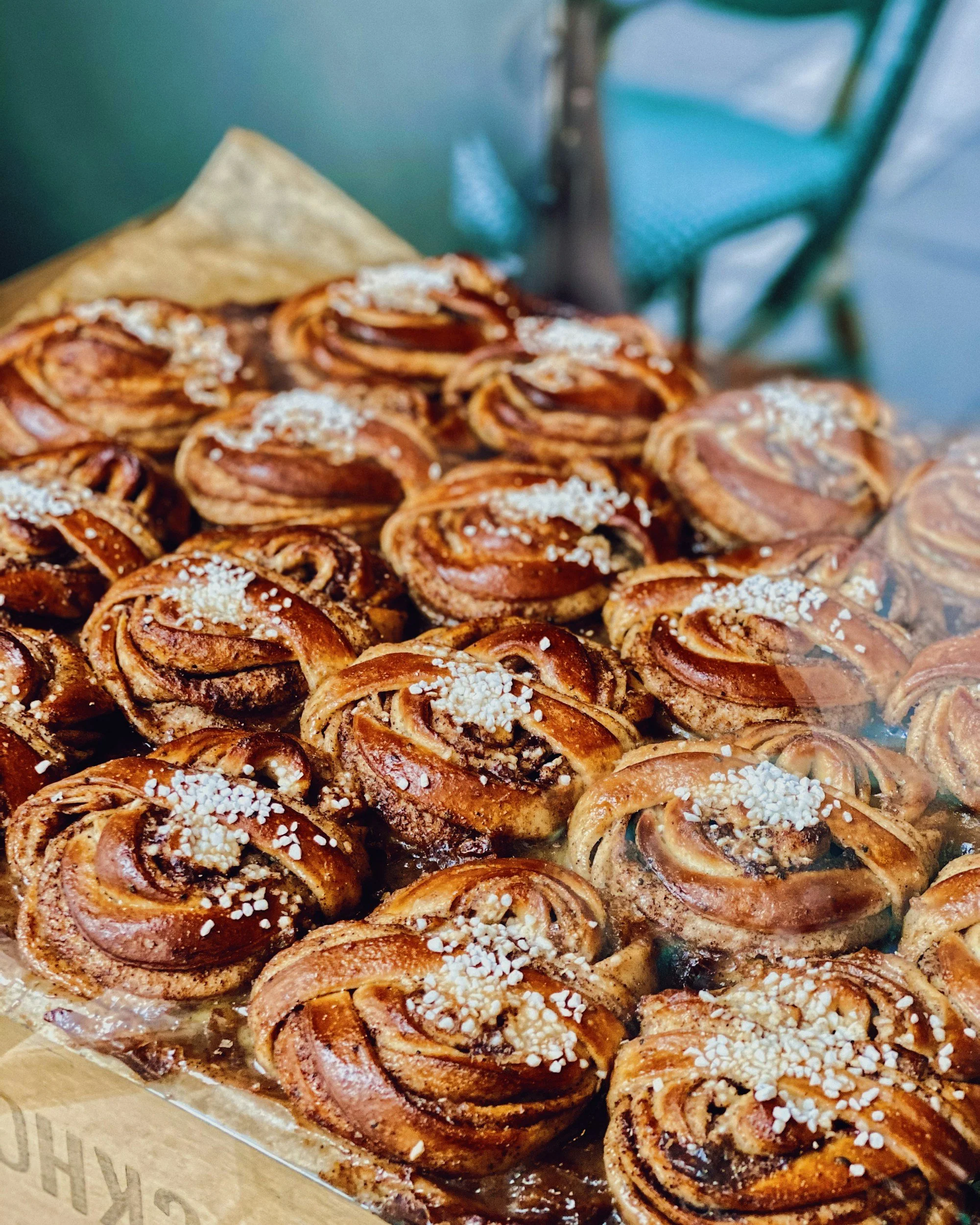 Zweedse kanelbullar (kaneelbroodjes) op een houten plank, typisch voor fika traditie