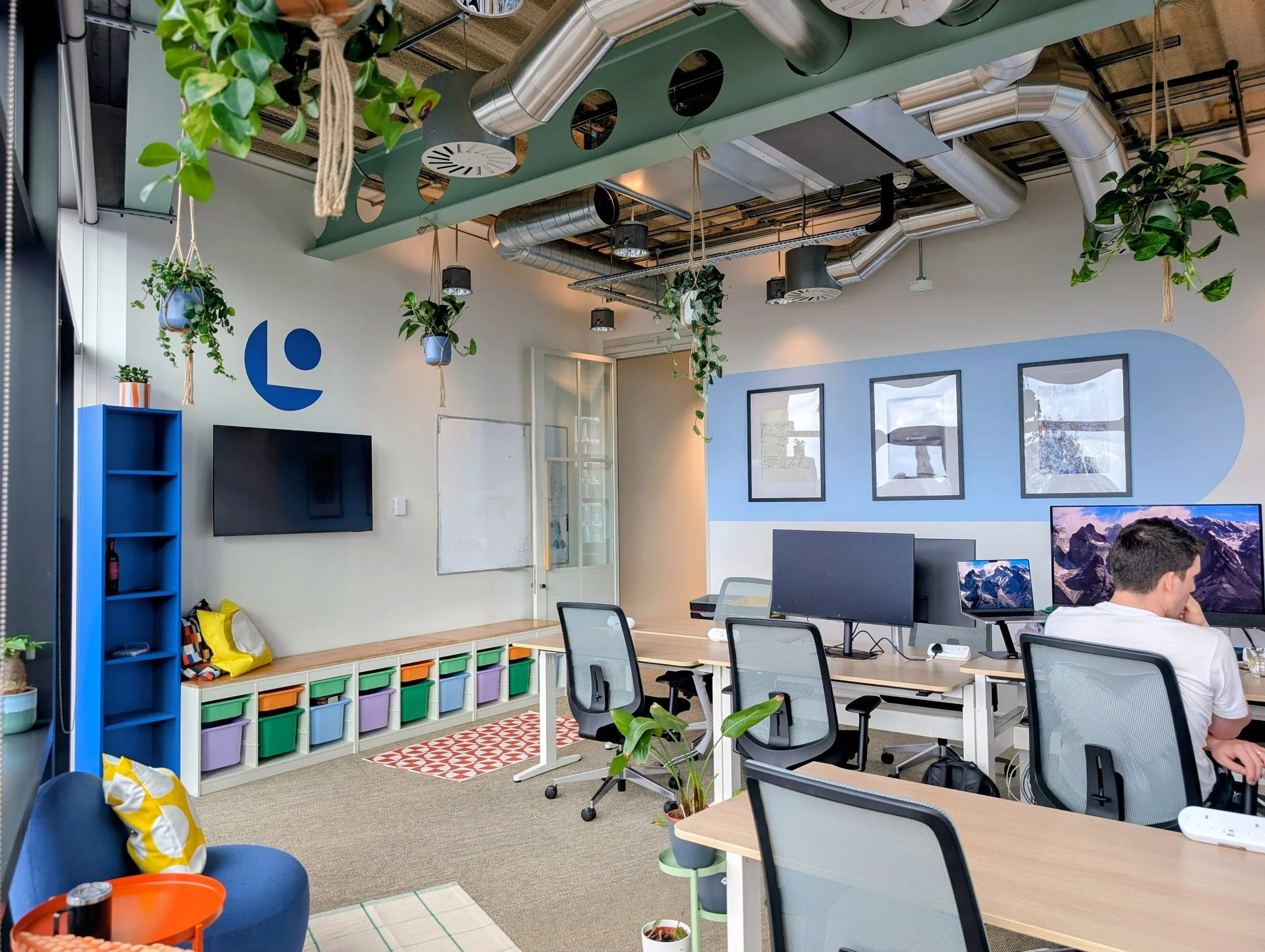 Rainbow Shaker - small workspace design