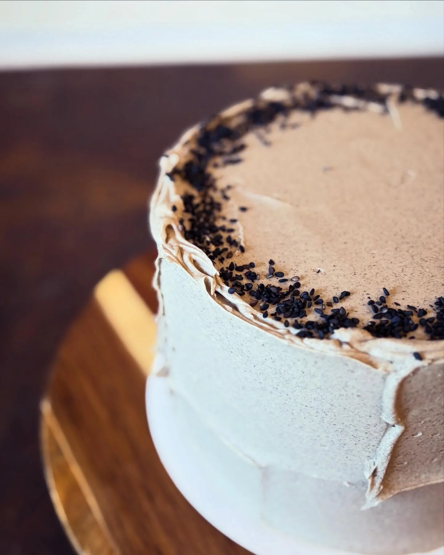 Black sesame cake with black sesame Swiss meringue buttercream! 

#customcake #ashevillebakery #828isgreat #blacksesame #avleats