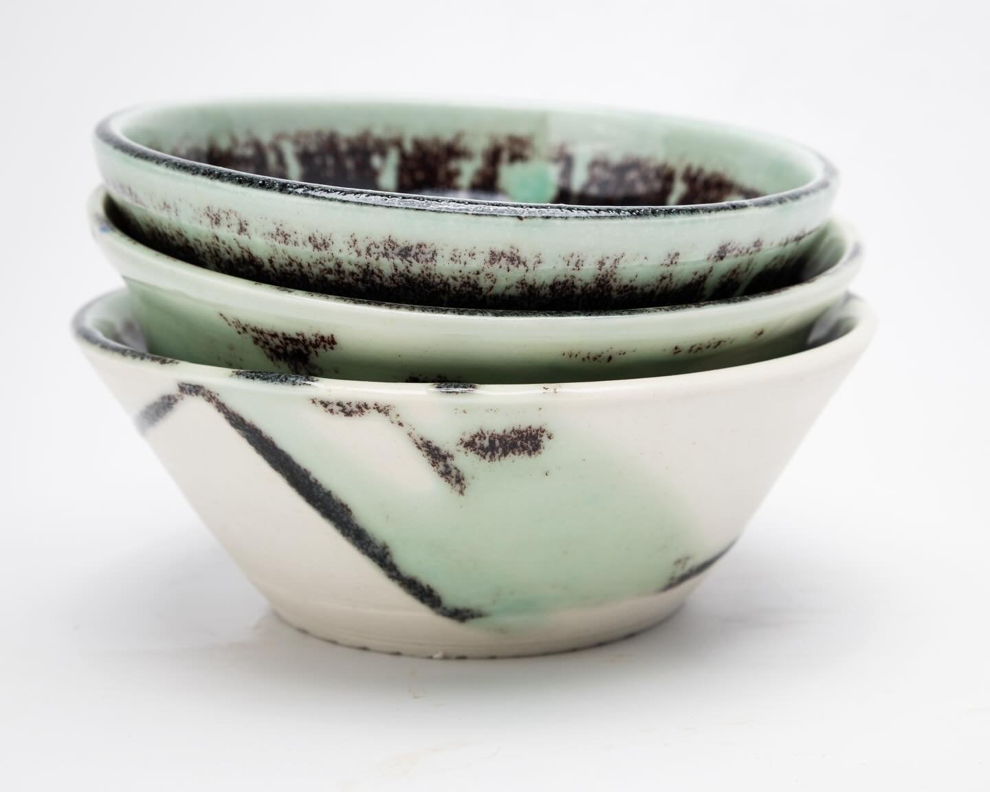 Cone 6 Oxidation glaze experiment on porcelain.

#glazes #ceramic #pottery #cone6 #clay