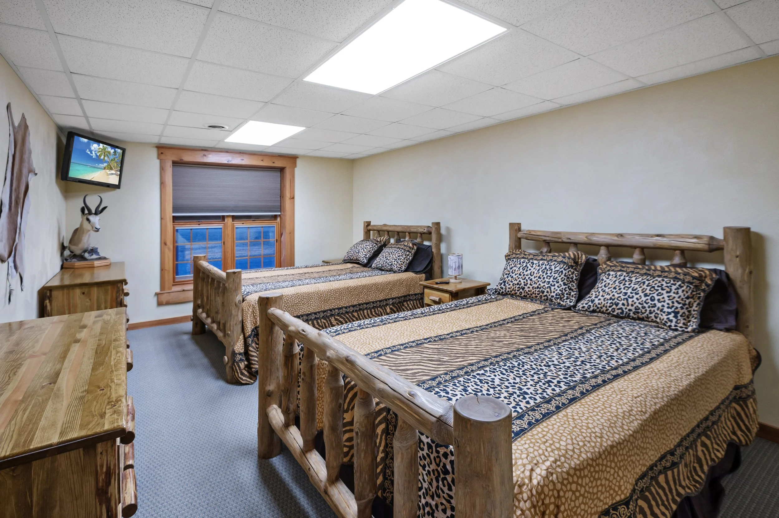 Bedroom - 2 Queens (ground floor)