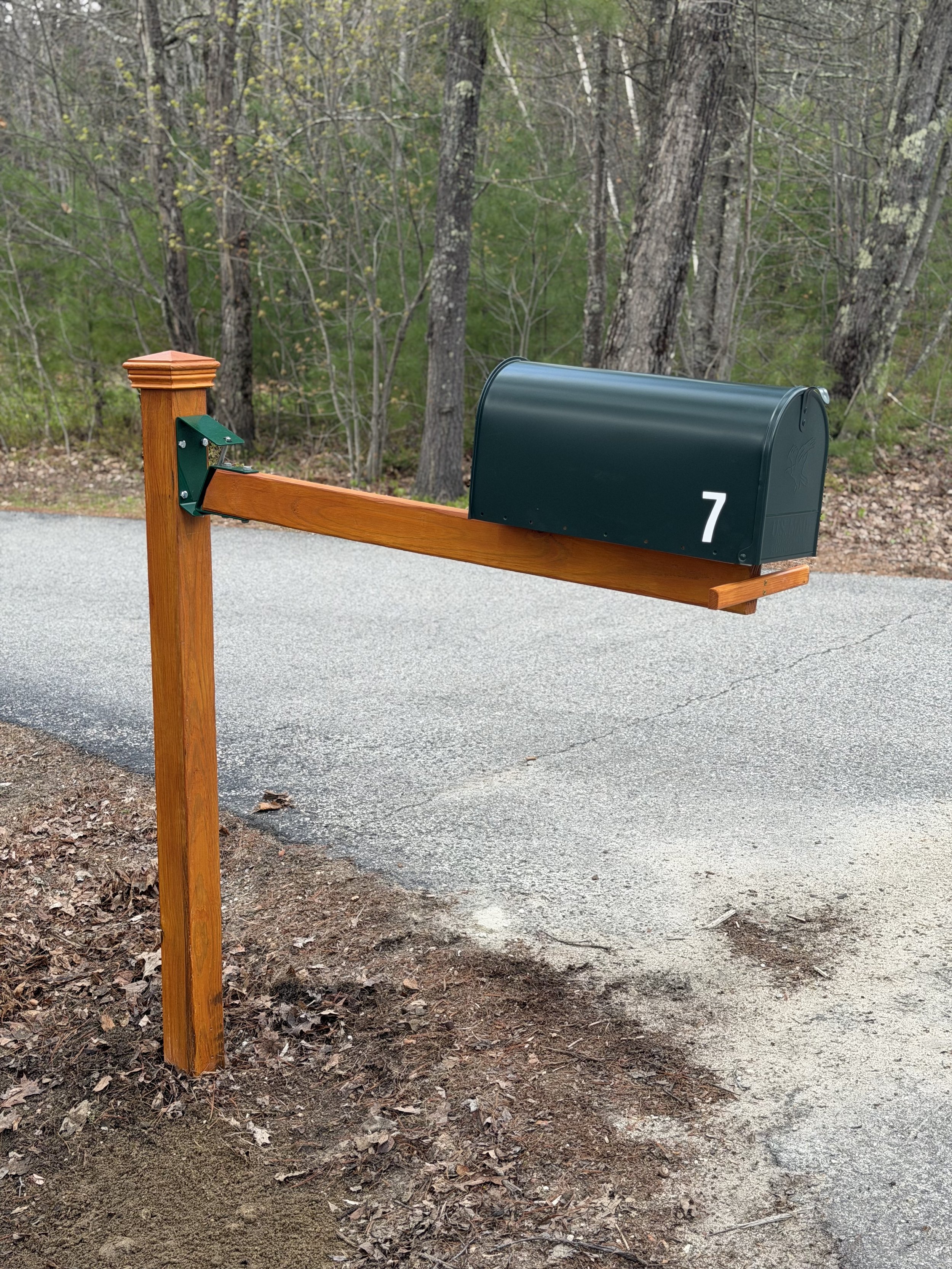 Swing Hinge Mailbox Post With Moveable Arm. (Includes Mailbox)