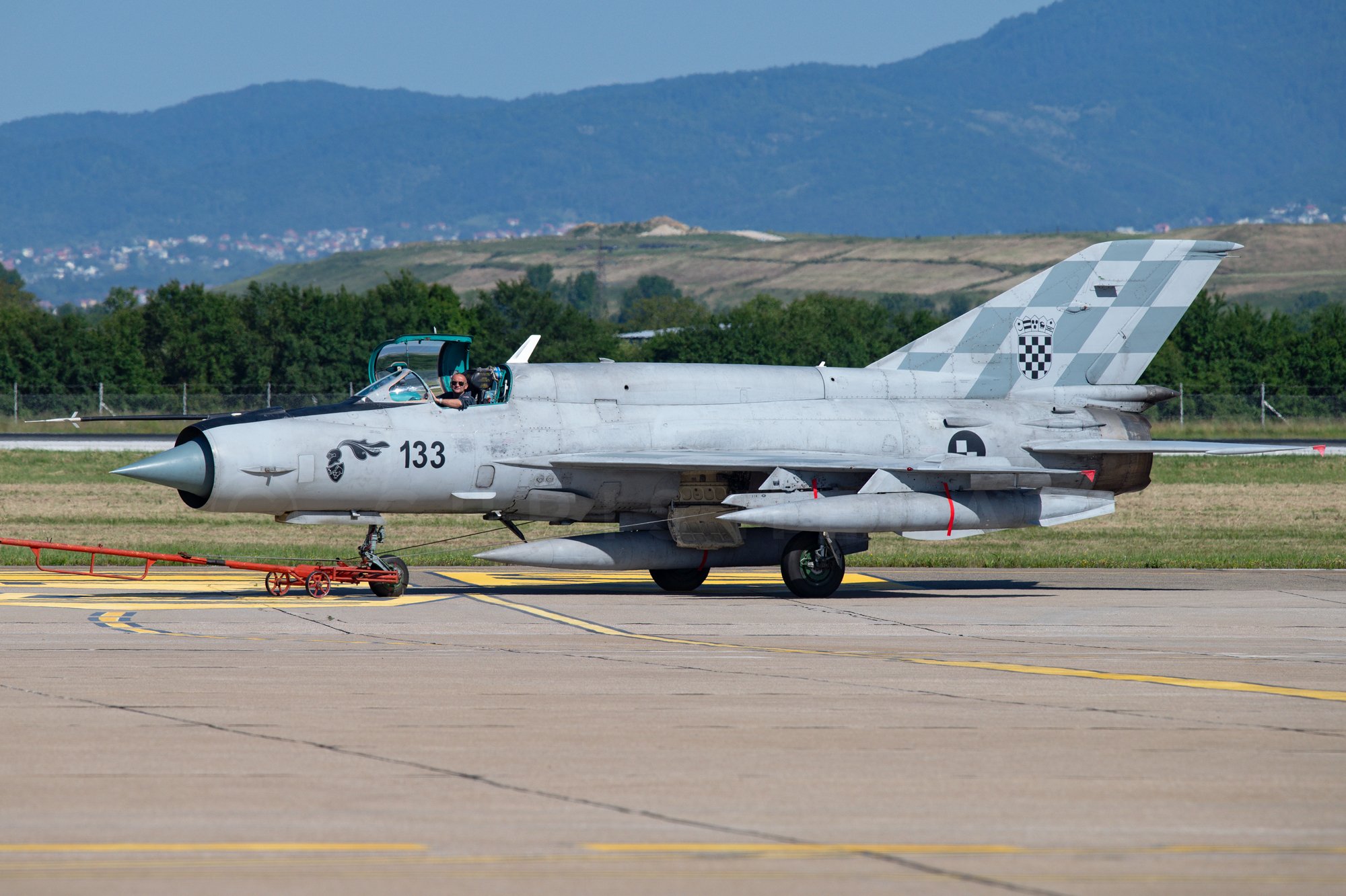 MiG-21bisD 133 Tow Gallery.jpg