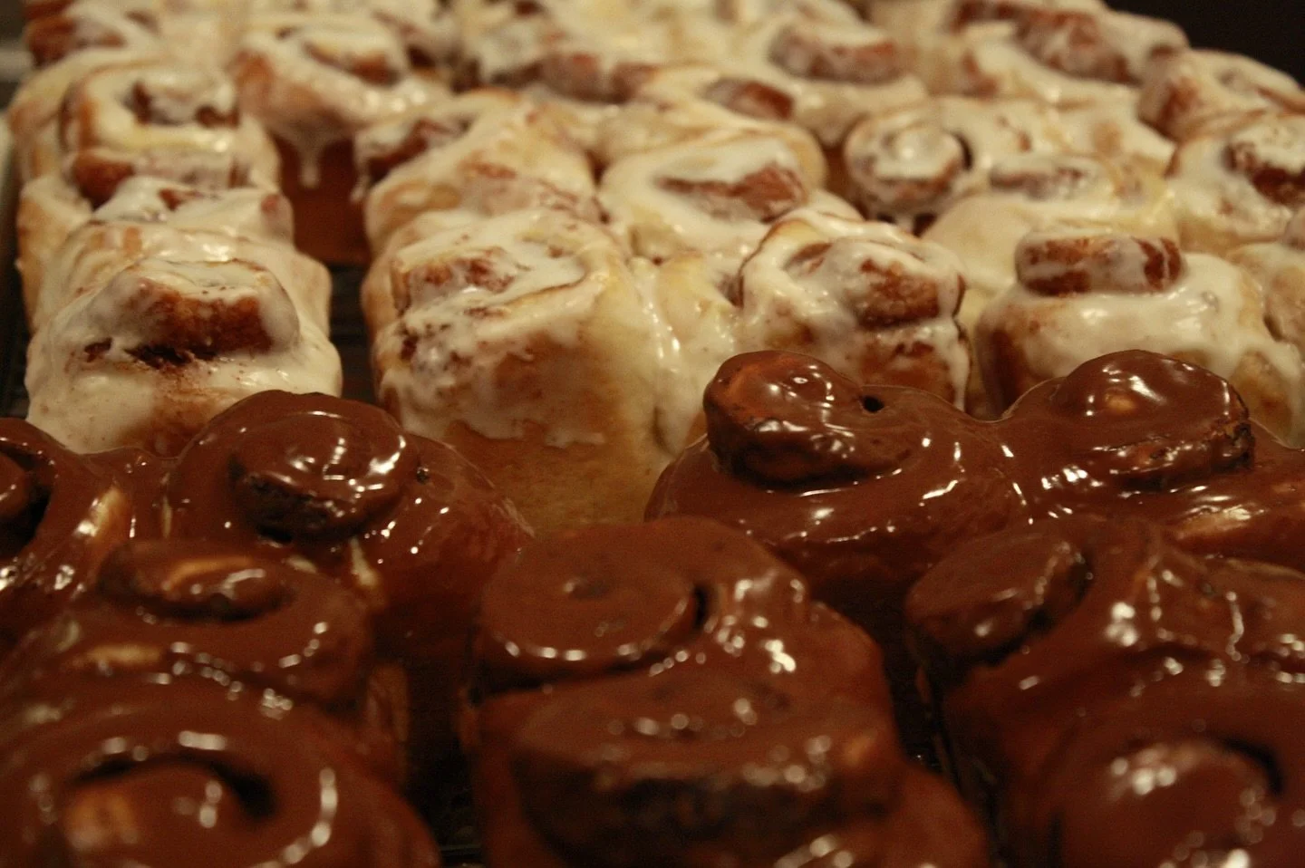 Chocolate or Cinnamon 
Which one are you grabbing first? 👀
Find us Oct 25th at Oak Creek Farmers Market for Fall Fest from 9am-4pm!!

Order online at www.modobakery.com for market pick up or delivery 😊

#oakcreek #wisco #farmersmarket #bakery #shop