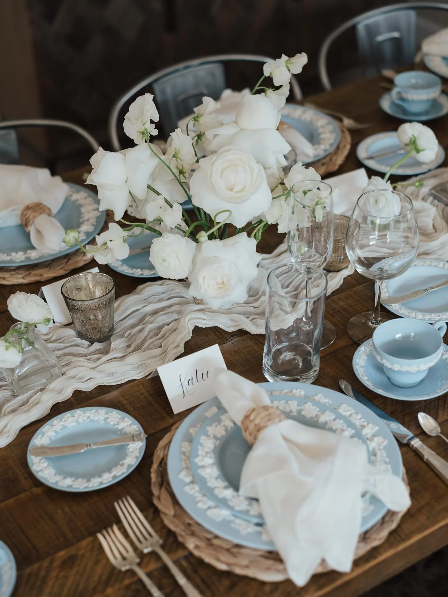 Welcome to the Haus of Muses &mdash; a place for creative women to connect deeply and leave with nourished souls.
I&rsquo;ve always dreamed of hosting regular dinner parties, like my grandparents used to.
Inspired by the calm of the coast, the softne