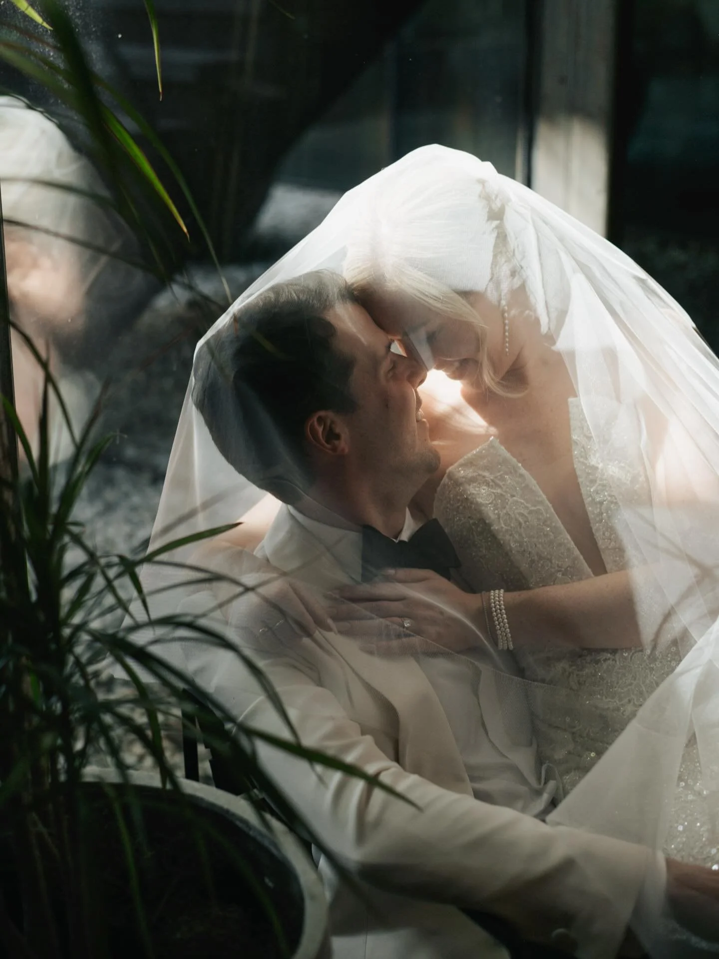 We found the light 🪄 @southcongresshotel @36thstreetevents @jodiwycoffweddings
.
.
.
Austin Wedding Photographer, Downtown Austin Wedding, South Congress Hotel