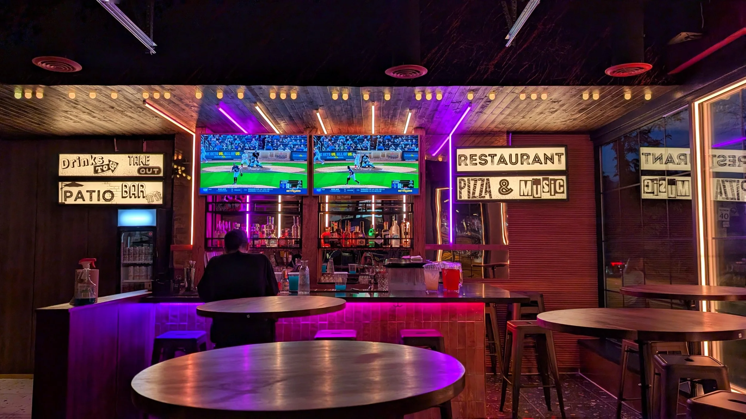 Toronto Bars with Patios: Discover Top Spots for Your Next Night Out