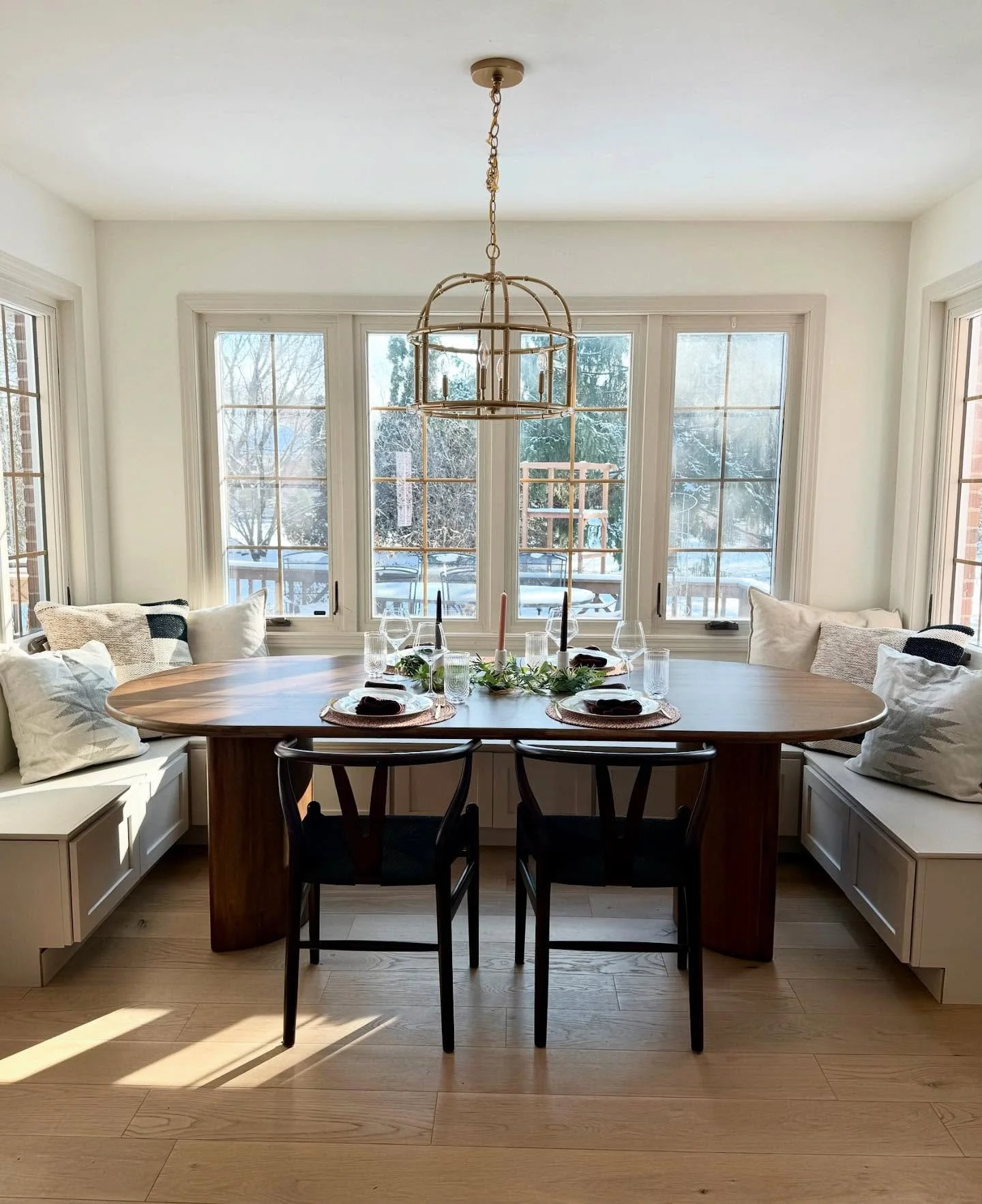 Loving this breakfast nook! Functional for the family and large gathering but also beautiful! #interiordesign #breakfastnookdesign #design