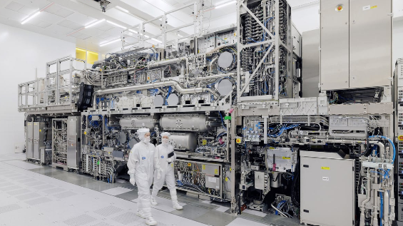 Byte #10: ASML – A Moat Widened by Light