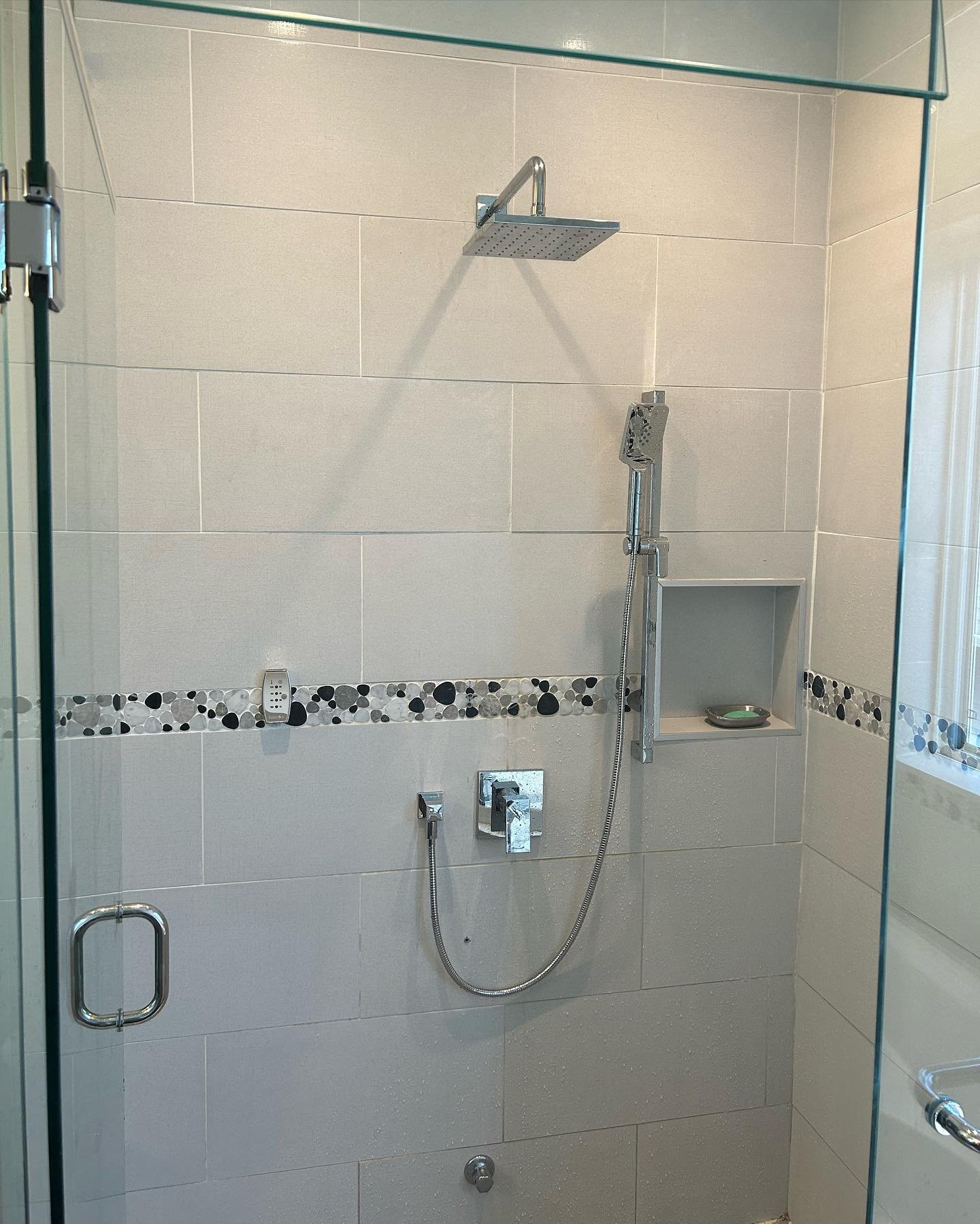 Said goodbye to this leaking shower panel today 👋🏻 Hello new Riobel fixtures