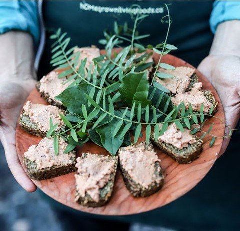 🌿✨ There's something magical about homemade Bread, especially when it&rsquo;s infused with the earthy flavours of walnut and rosemary. Pair that with a creamy sundried tomato cashew cheeze, and you've got a simple yet decadent treat that&rsquo;s per