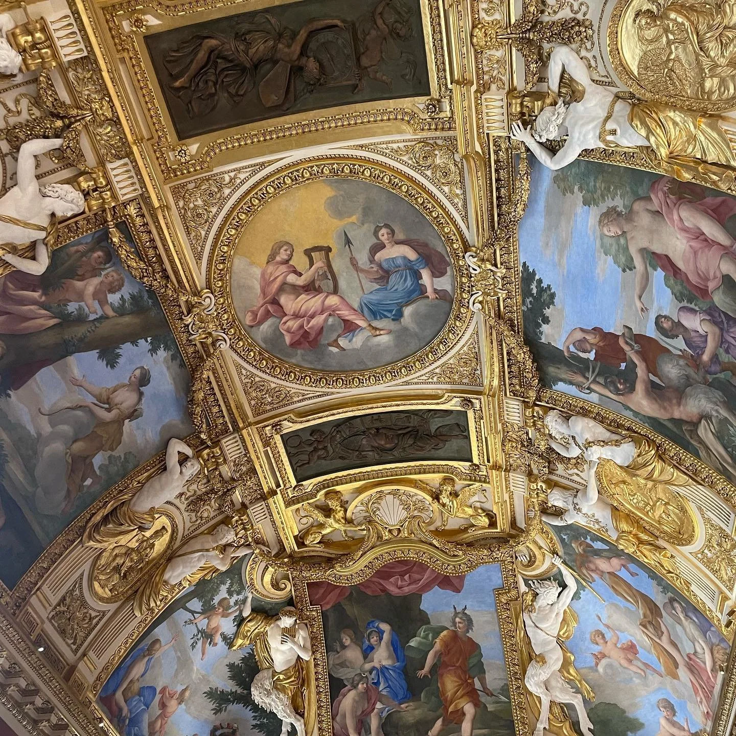some absolutely magical pics from the louvre 💗🥰