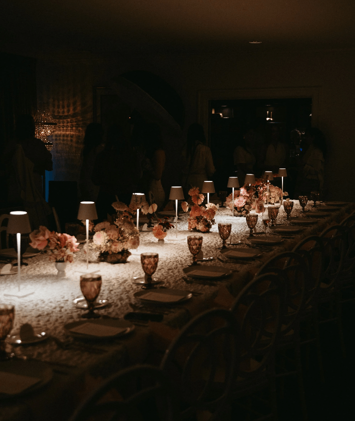 Candlelit editorial wedding reception table designed by Gian Events featuring floral arrangements, elegant place settings, and intimate ambient lighting