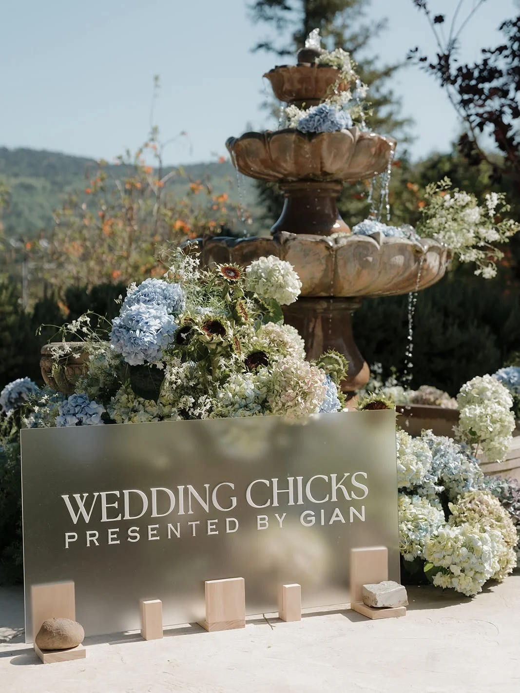 THE PARTY DETAILS ✨&mdash; Guests arrived to a lush step and repeat fountain, touches of branded @weddingchicks moments and an incredible display of culinary art. @kuurraa from team GIAN brought a Western Coastal chic design to @casalocefarmandwinery