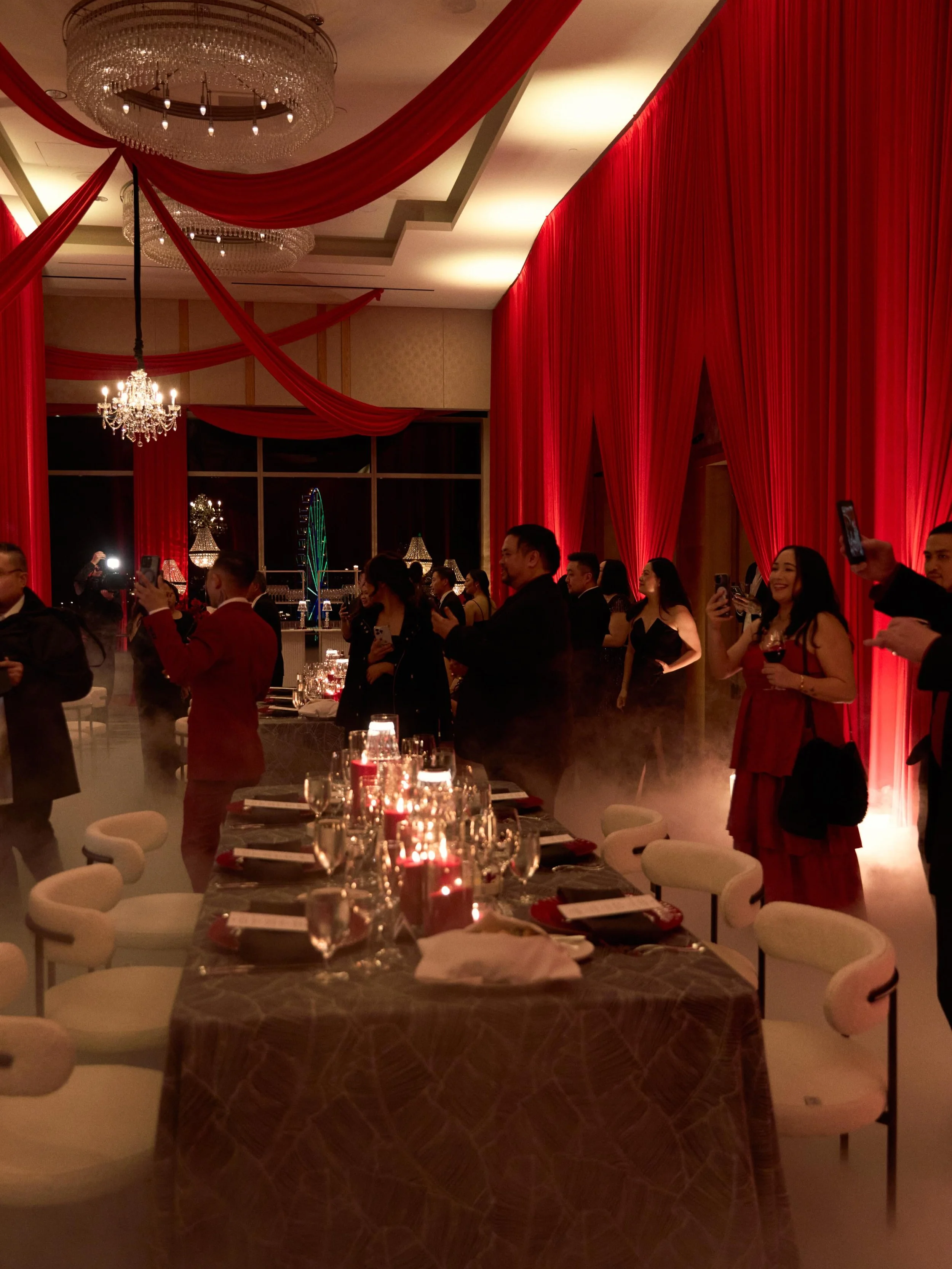 Phones out, eyes wide open! ❤️ And we weren&rsquo;t even mad about it. Swipe for the moments before dinner when the doors opened and guests jaws dropped on the floor.

&mdash;&mdash;&mdash;

Venue &amp; Catering | @fsseattle @fsseattle 
Planning, Des