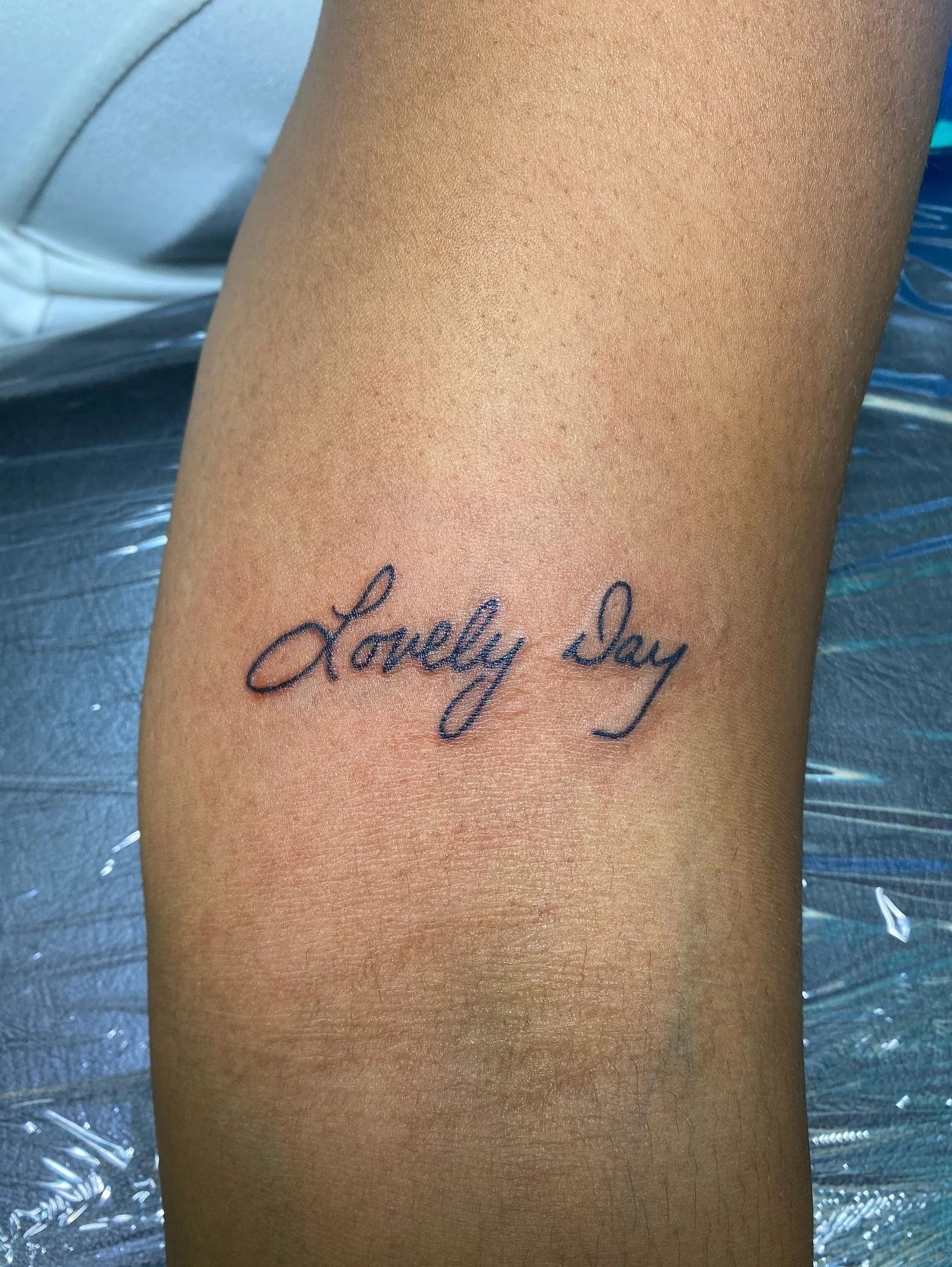 Walk-in Mom and Daughter tats! Daughter got hers in mom&rsquo;s handwriting, Mom got hers in Swahili 🥹 I&rsquo;ve now tattooed in 4 different languages! Whats next?? 🤩