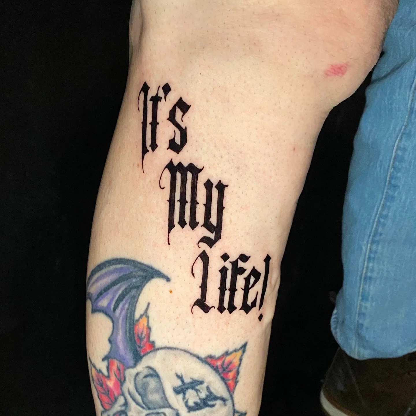 Bon Jovi lyrics for John ⚡️Always a pleasure to tattoo gothic style letters! 🖤
.
.
.
#pghtattoo #pittsburghartist #alexamillerdesign #goldengaiatattoo #gothiclettering