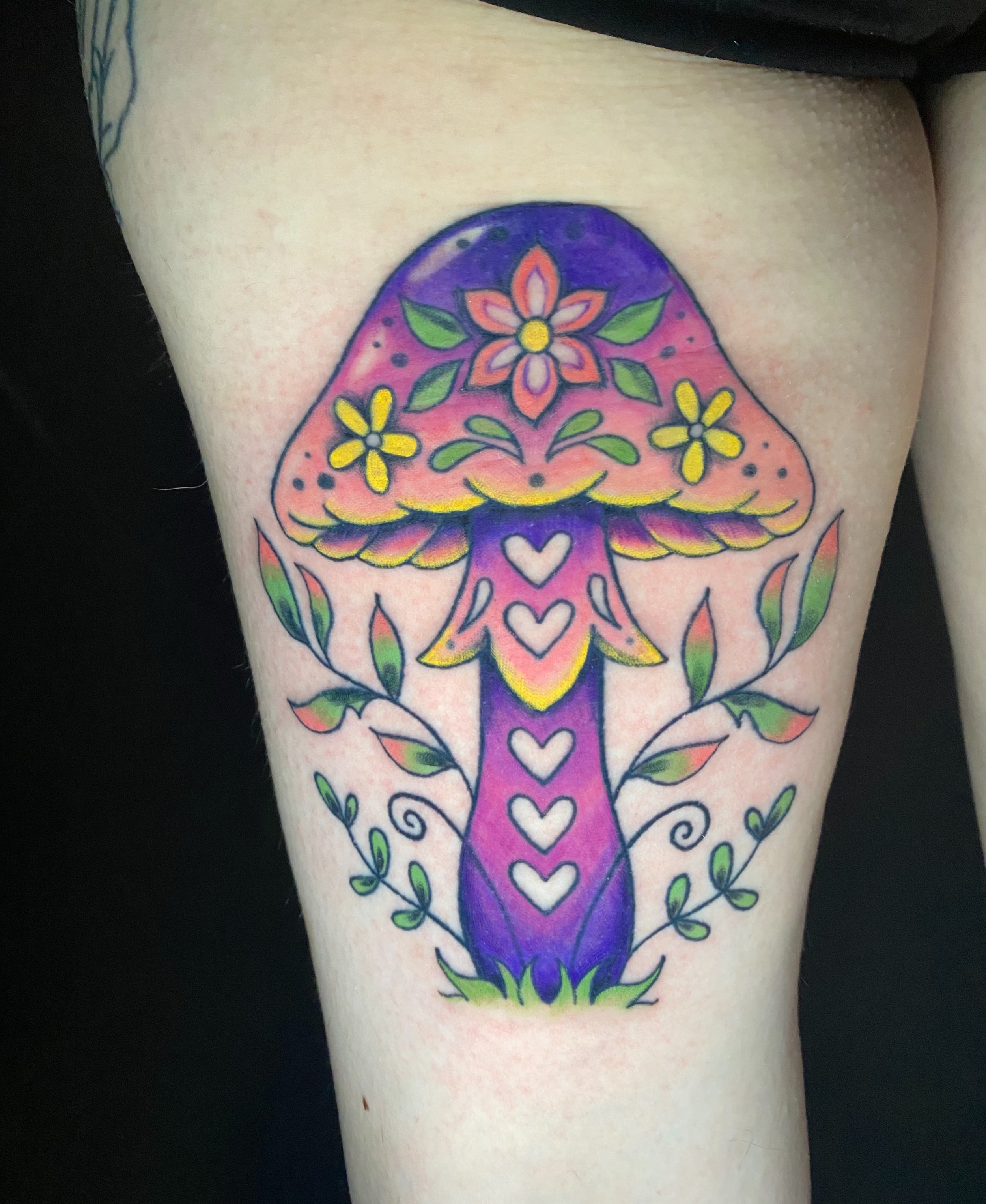 Mushroom flash!! ✨ 🍄&zwj;🟫 🌿 Color one directly from my sheet, the other modified!! Black and grey shading to come on the modified one. 🖤 Pleaaase if you have ideas to spin off my flash designs, let&rsquo;s do it!! Such a fun way to make the pre-