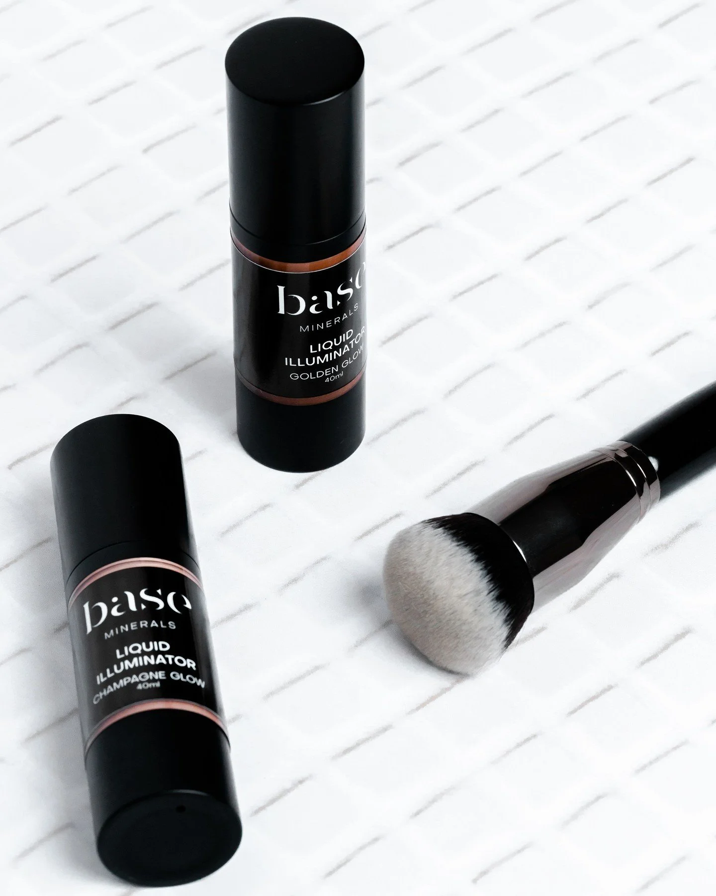 Weekend glow pending....⁠
Our Base Minerals Illuminator gives the perfect fresh, glowy finish without feeling heavy on the skin. Perfect for the weekend whether you&rsquo;re going out or just wanting that healthy skin glow.⁠
Wear it on its own, under