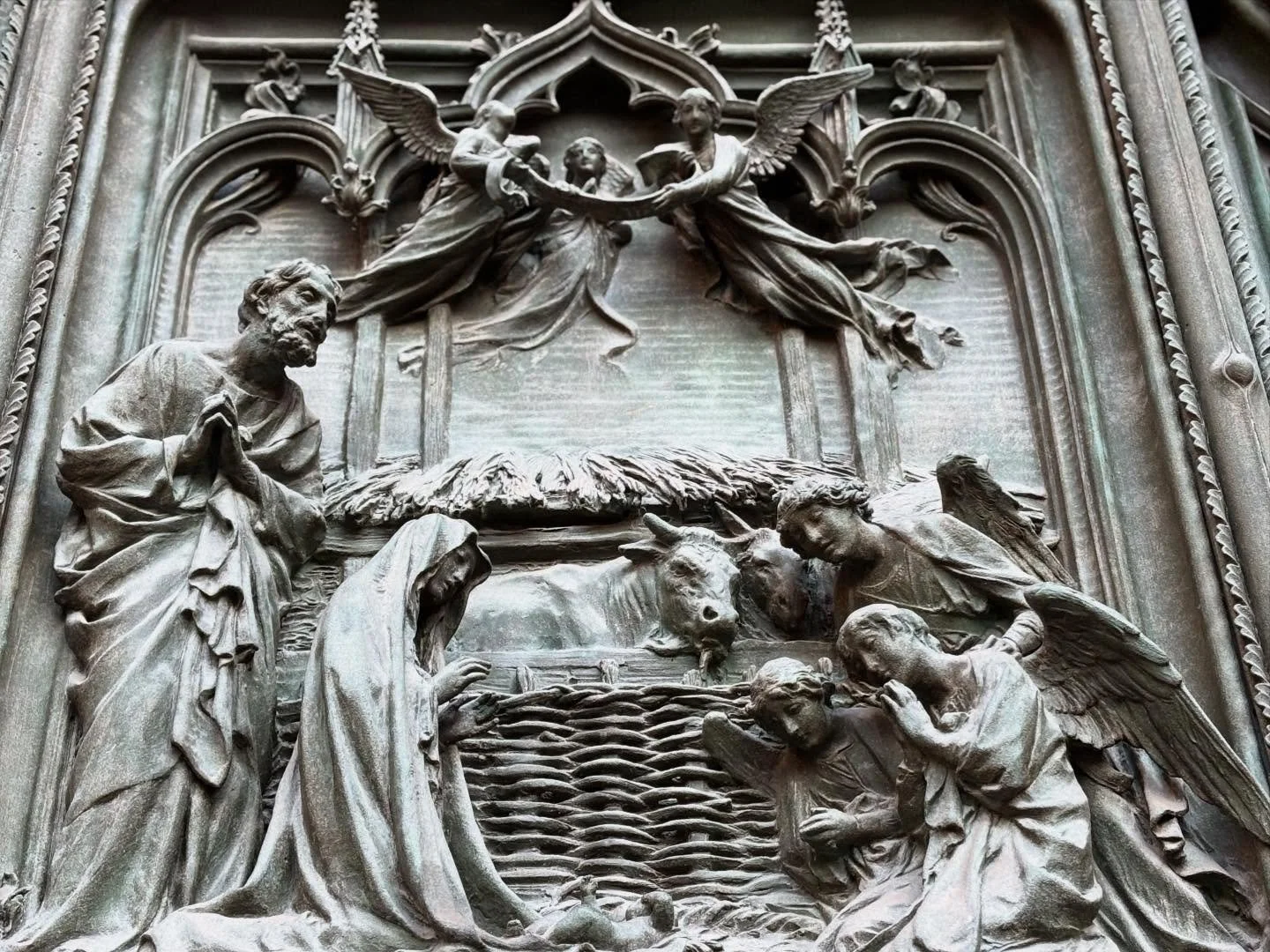 💖 Natale e&rsquo; quando la tenebra svela la luce ✨In questo dettaglio del portone del Duomo di Milano, l&rsquo;immagine della nativit&agrave; del Cristo fa risuonare dolce il mantra Maranatha, Vieni Signore Gesu&rsquo; - Vieni luce che rischiara i 