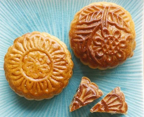 Mooncakes-are-traditionally-eaten-during-the-Mid-Autumn-Festival-in-Vietnam.jpg