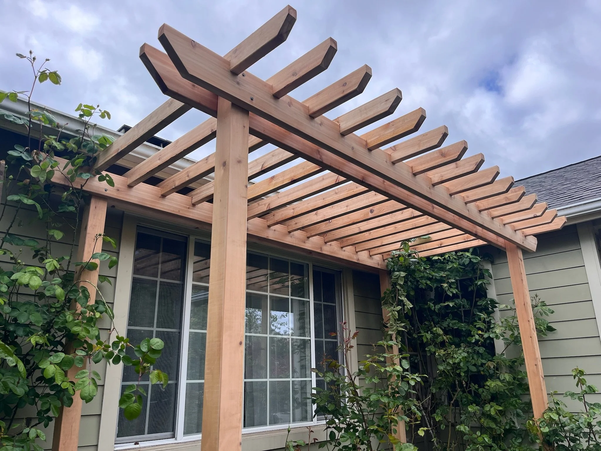 Cedar Rose Arbor with Post on Pipe in Magnolia