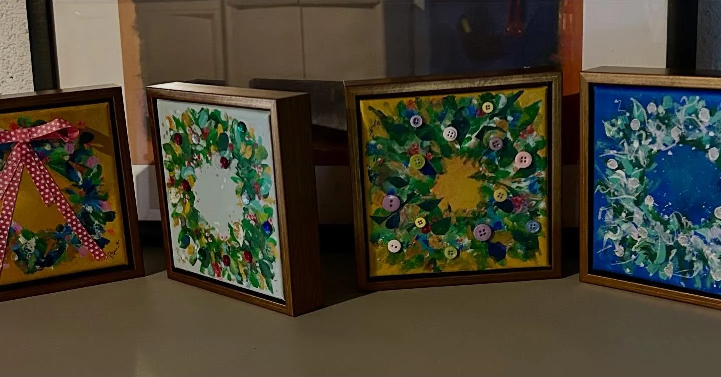 Amazed by what the right frame can do for a painting. #mountainbrookartassociation #birminghamartalliance #ilovepainting #holidaypainting #wreathpainting