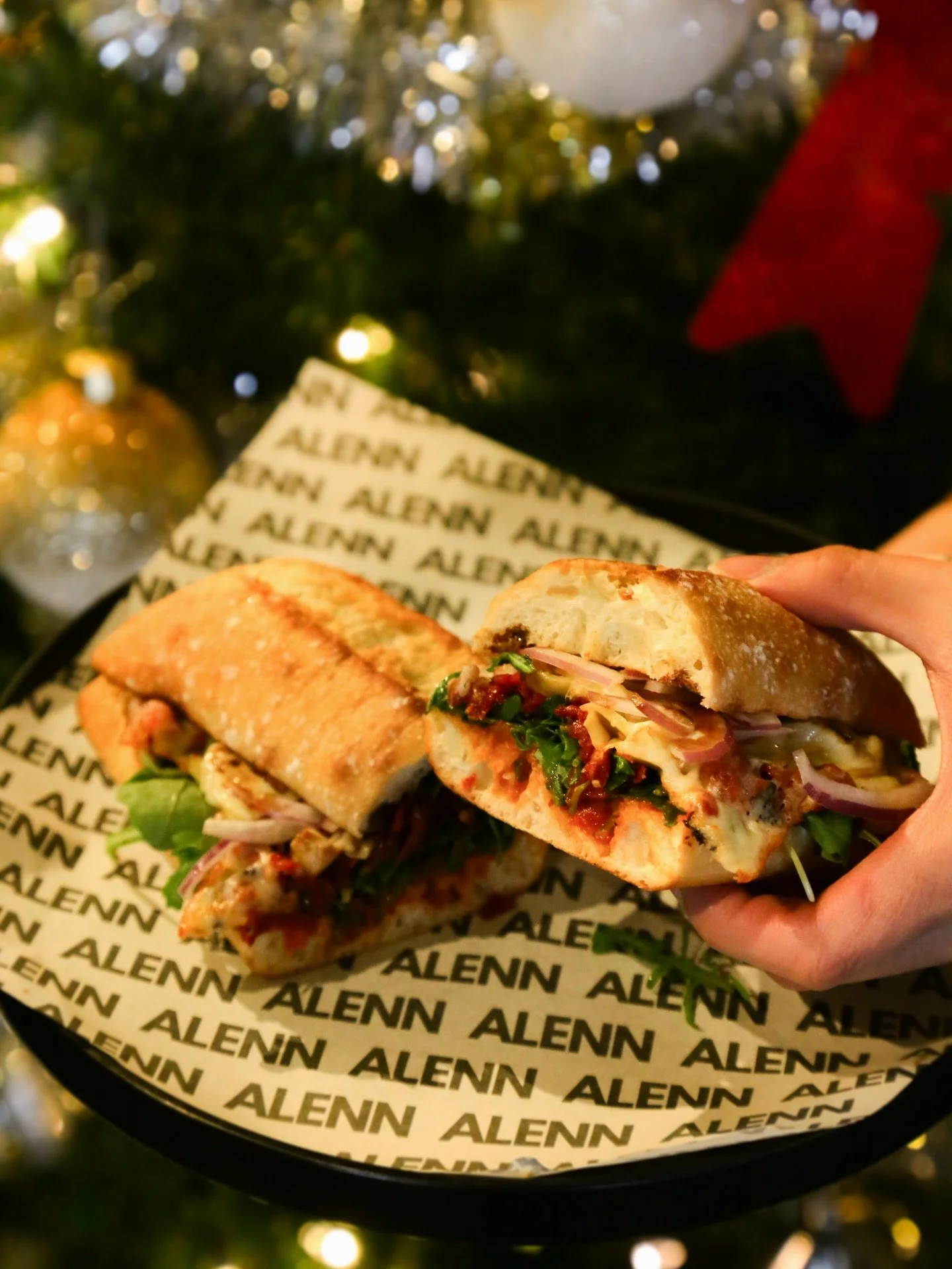 The holidays between two slices of bread 🎄 Our Turkey Cranberry Brie Sandwich is here to warm your Christmas cravings ✨🎅