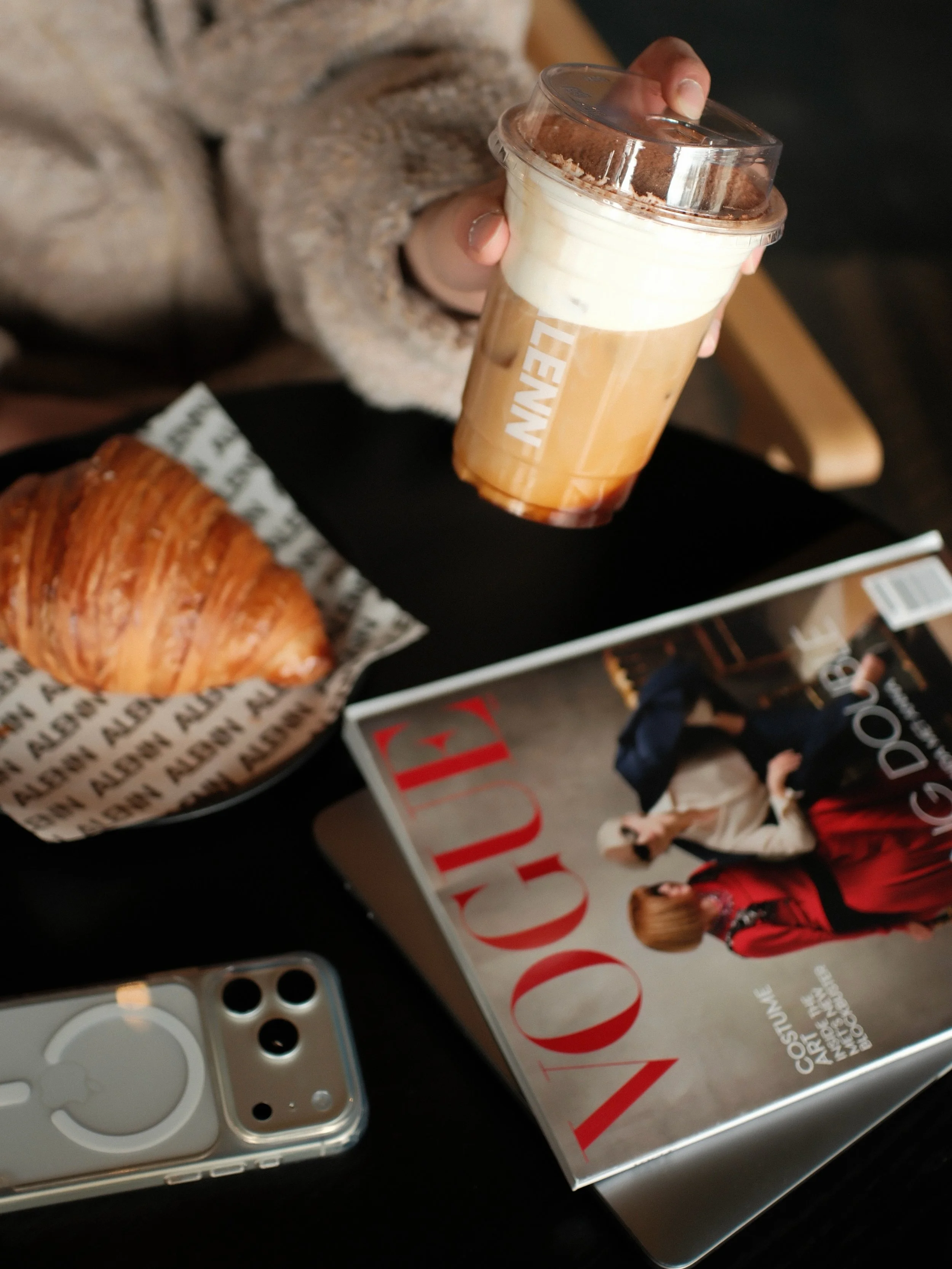 ☕️+🥐 = 🤎