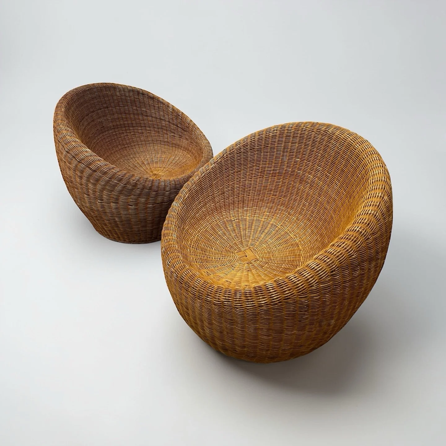 𝗣𝗼𝗱 𝘀𝗲𝗮𝘀𝗼𝗻 𝗶𝘀 𝗵𝗲𝗿𝗲 🤩 I am completely obsessed with these Vintage Rattan Lounge Pods &mdash; and honestly, who could blame me? Channelling the sculptural genius of Isamu Kenmochi, they&rsquo;re gorgeous, in good condition, incredibly c