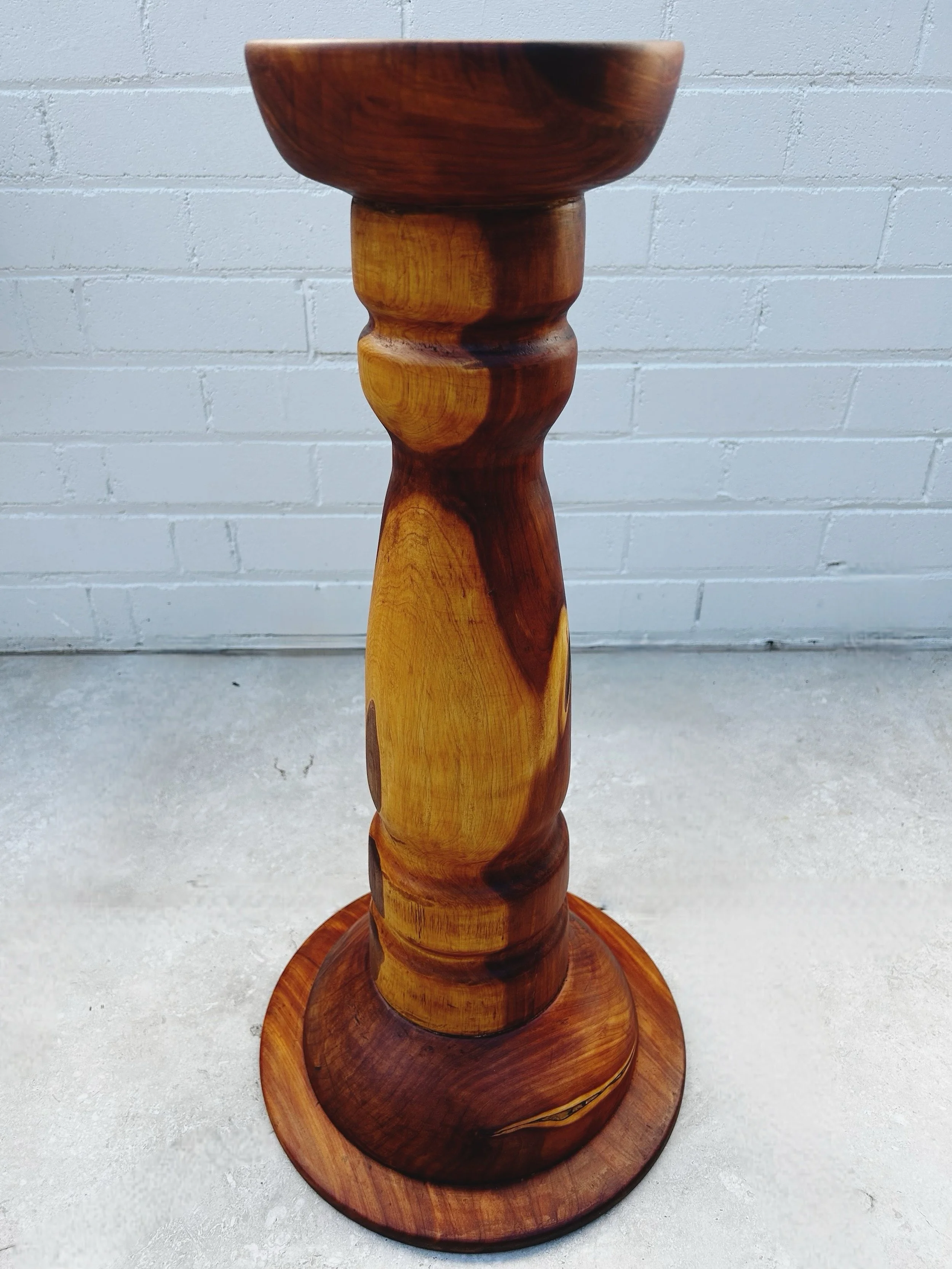 𝗔𝘃𝗮𝗶𝗹𝗮𝗯𝗹𝗲 𝗡𝗼𝘄- this handmade, solid timber pedestal has a striking grain and natural knots running throughout. Full of character and unique markings, you will never find another the same! Use it as a plant stand or as a stand-alone decora