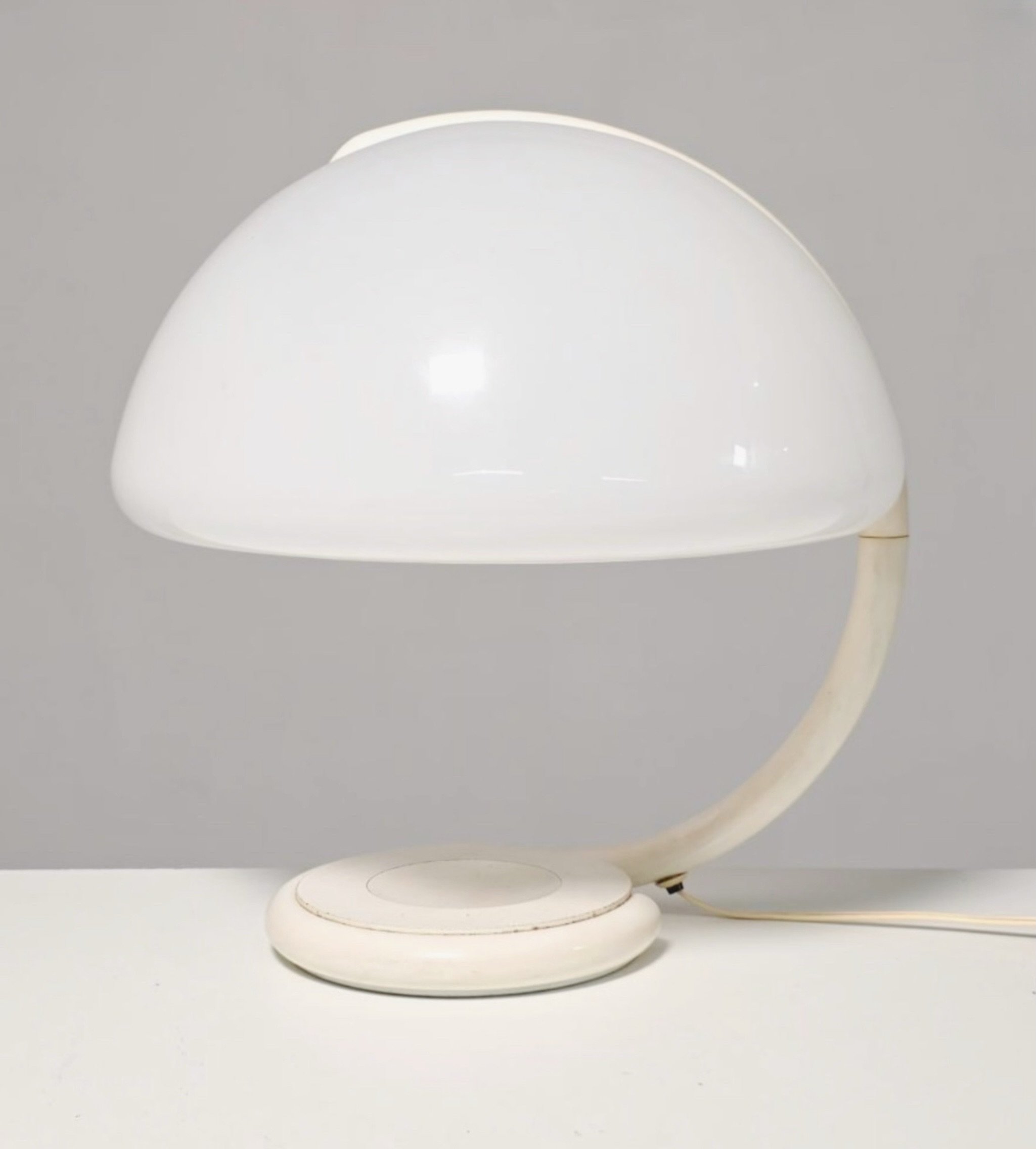 𝗔𝘃𝗮𝗶𝗹𝗮𝗯𝗹𝗲 𝗡𝗼𝘄: This 1980s table lamp has been living its best vintage life &mdash; heavy, well-built, and still turning heads. No maker&rsquo;s marks, but the retro mushroom silhouette speaks for itself. Good condition for its age and rea