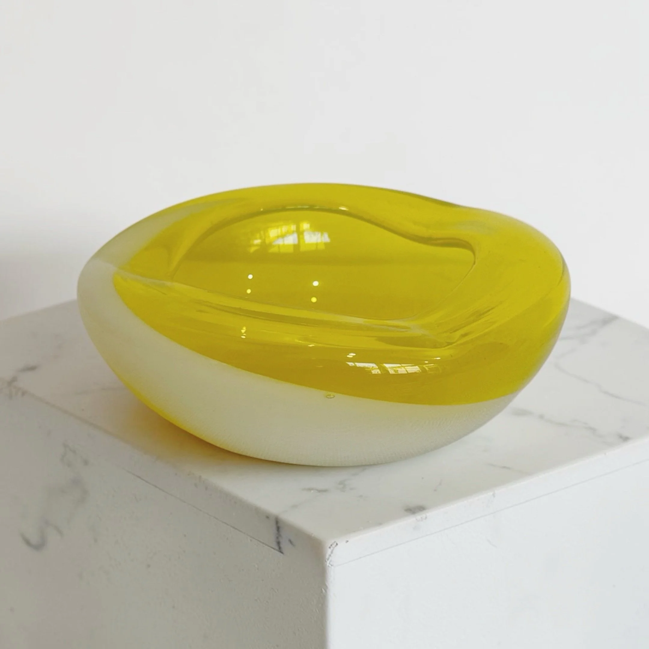 𝗡𝗲𝘄 𝗶𝗻: this small but striking 𝗩𝗶𝗻𝘁𝗮𝗴𝗲 𝗦𝗼𝗺𝗺𝗲𝗿𝘀𝗼 𝗚𝗹𝗮𝘀𝘀 𝗔𝘀𝗵𝘁𝗿𝗮𝘆 in sunshine-yellow with a white swirl. It&rsquo;s part of a fresh drop from my 𝗢𝗯𝗷𝗲𝗰𝘁𝘀 collection, curated to bring you affordable vintage finds &md