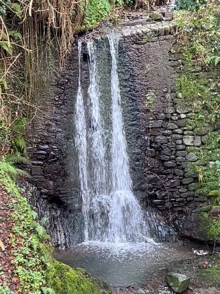 After a peaceful stroll to this nearby waterfall, I shared my Sunday with several more crystals and another chandelier! #undiscoveredtuscany #luxurybedandbreakfast #bedandbreakfasttuscany #italianluxury #romanticgetaways